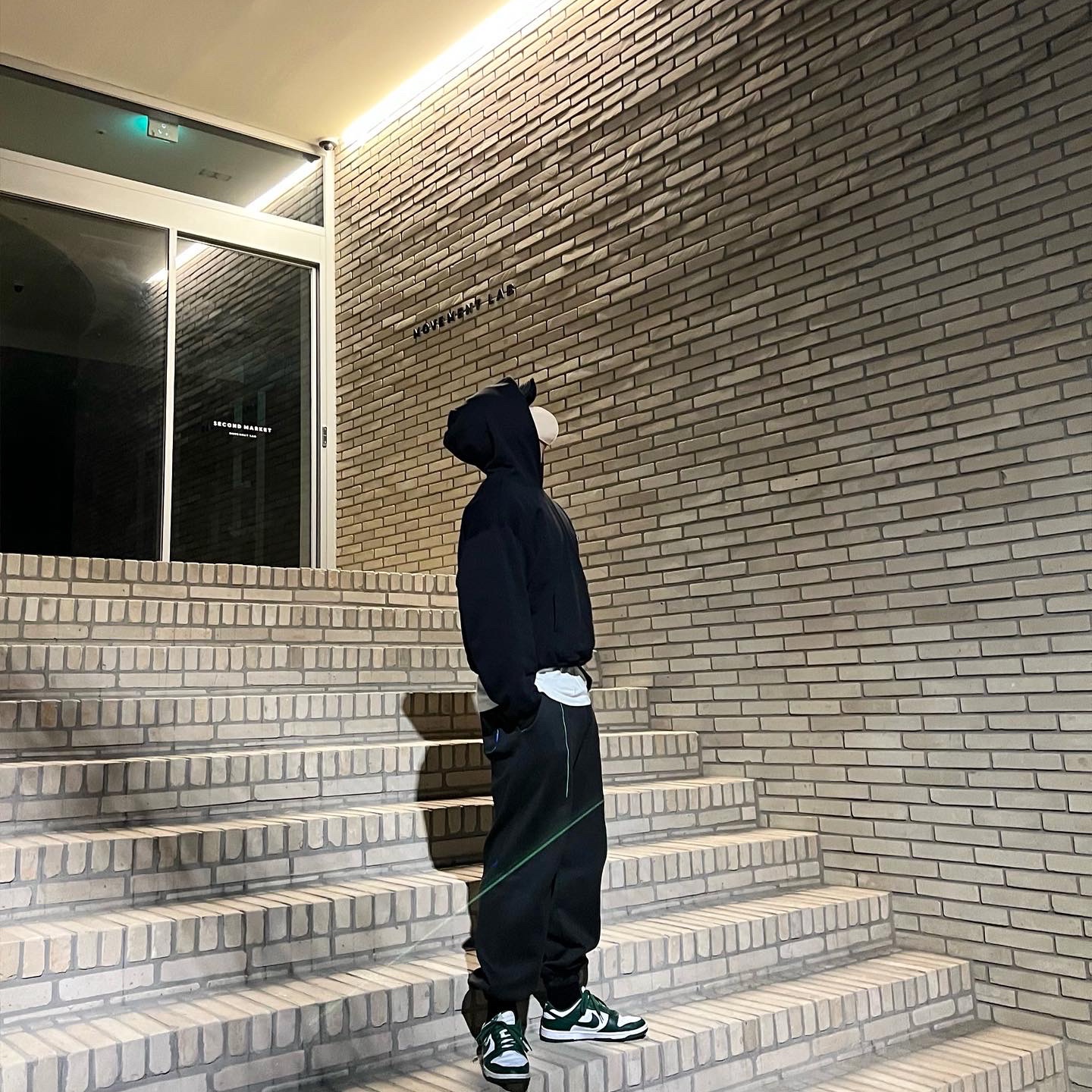Yeezy Gap Hoodie Black, Zara x Ader Error Jogger Pants Dark Anthracite Grey 착용 스타일