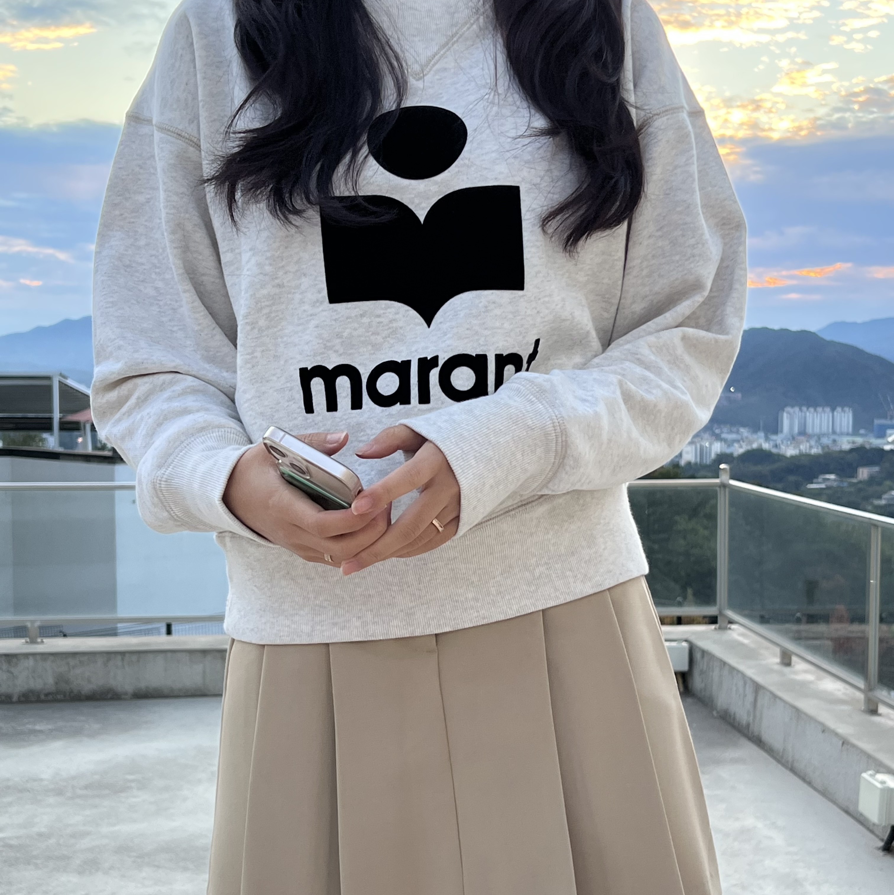 (W) Isabel Marant Moby Sweatshirt Ecru Black 착용 스타일 - 2