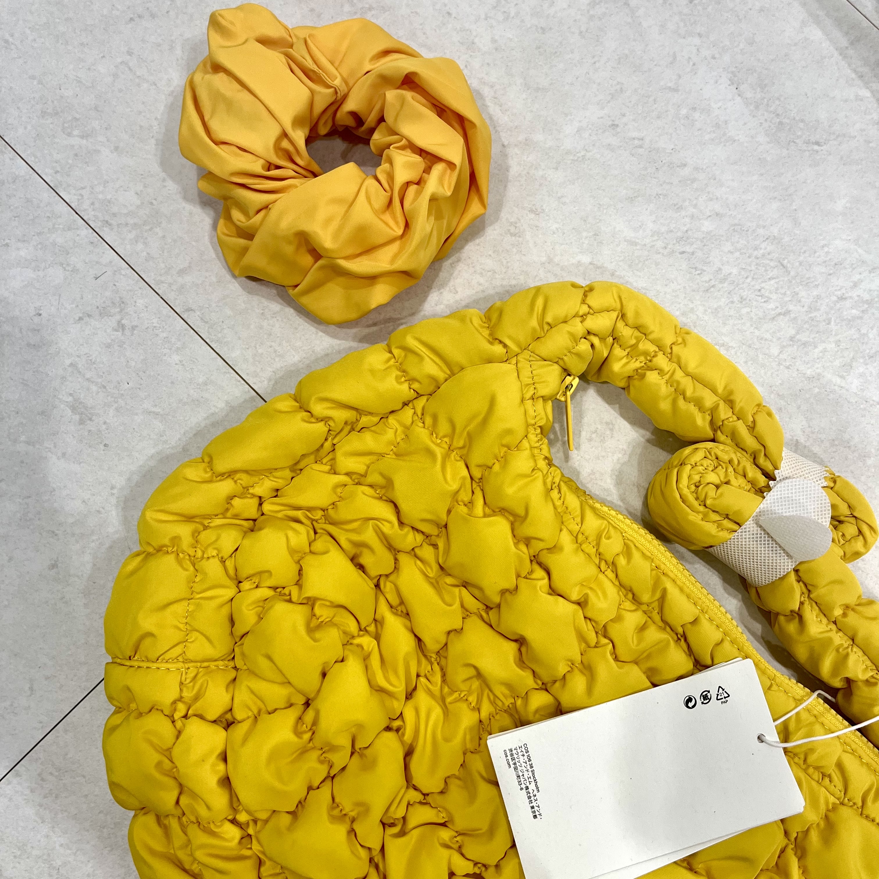 COS Quilted Mini Bag Yellow 착용 스타일