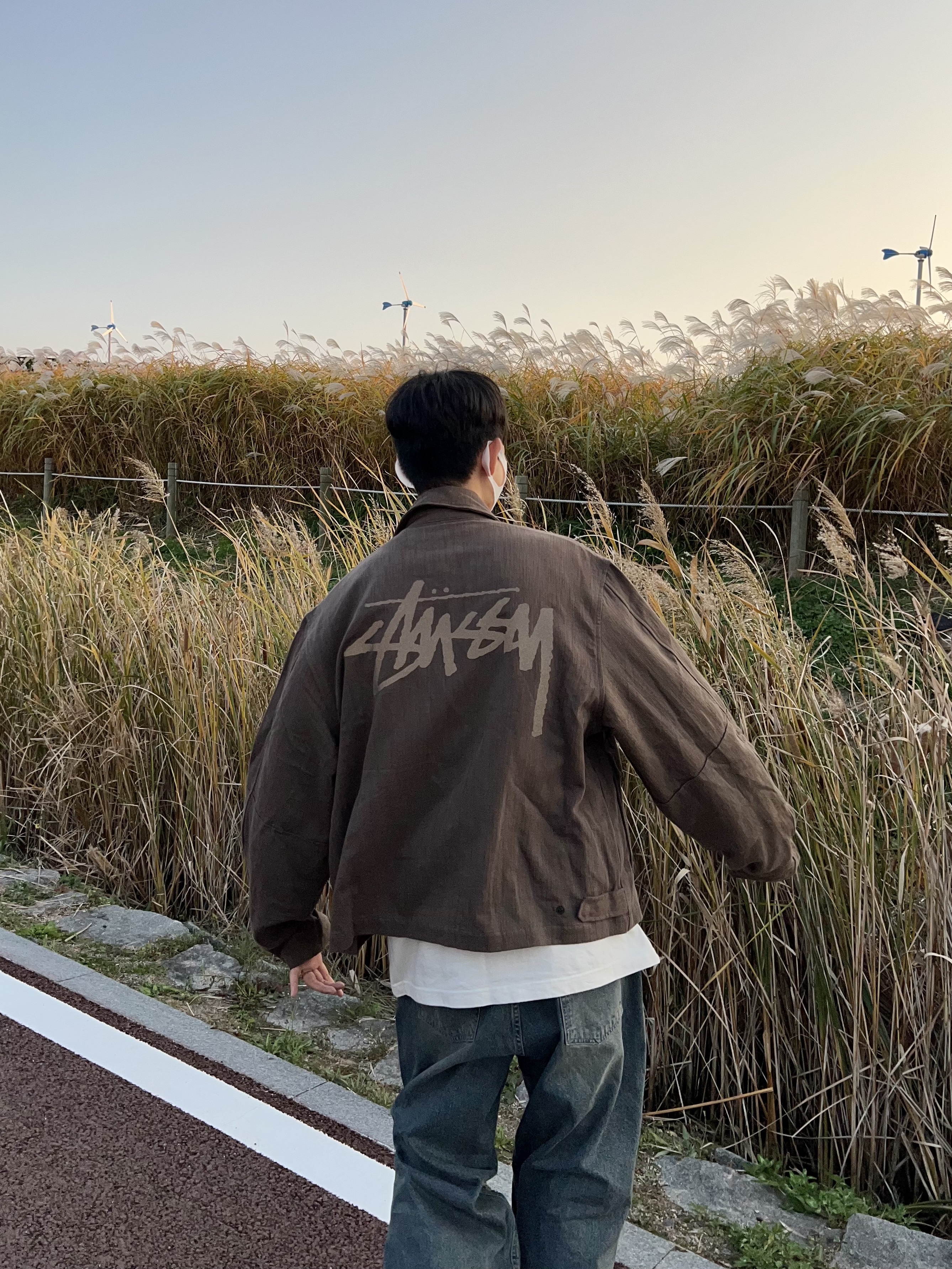 Stussy x Our Legacy Work Shop Pararescue Jacket Mud Black Slub Twill, Jordan 1 x Travis Scott Retro High OG SP Mocha 착용 스타일 - 4