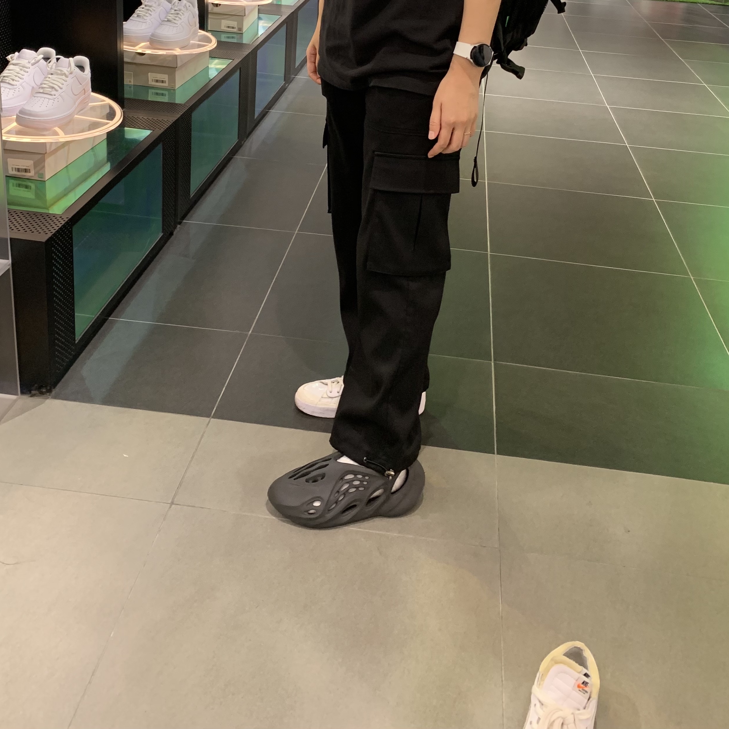 Adidas Yeezy Foam RNNR Onyx 착용 스타일