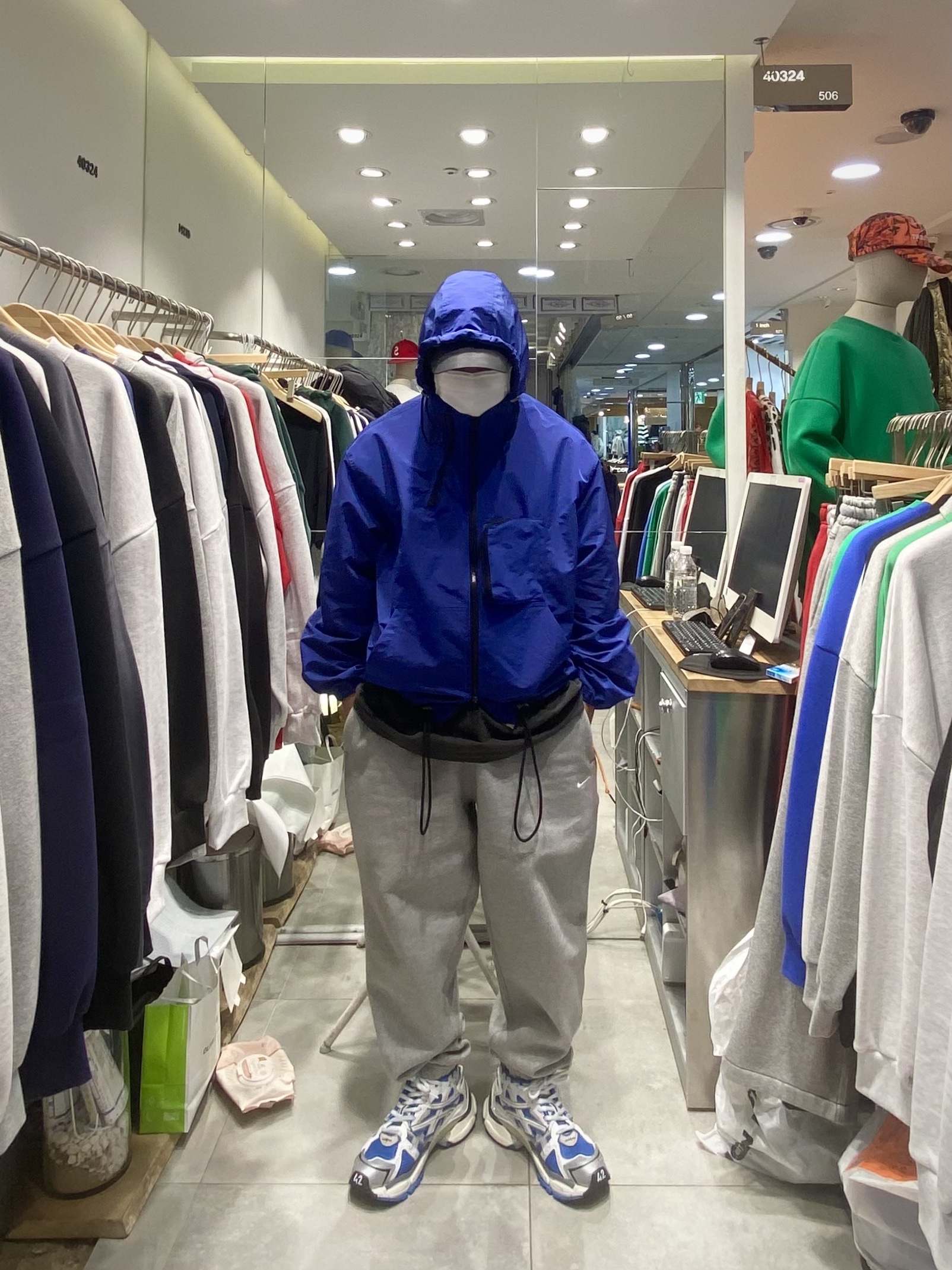 Nike NRG Solo Swoosh Fleece Pants Dark Grey Heather - Asia, Balenciaga Runner Sneakers Blue White 착용 스타일 - 1