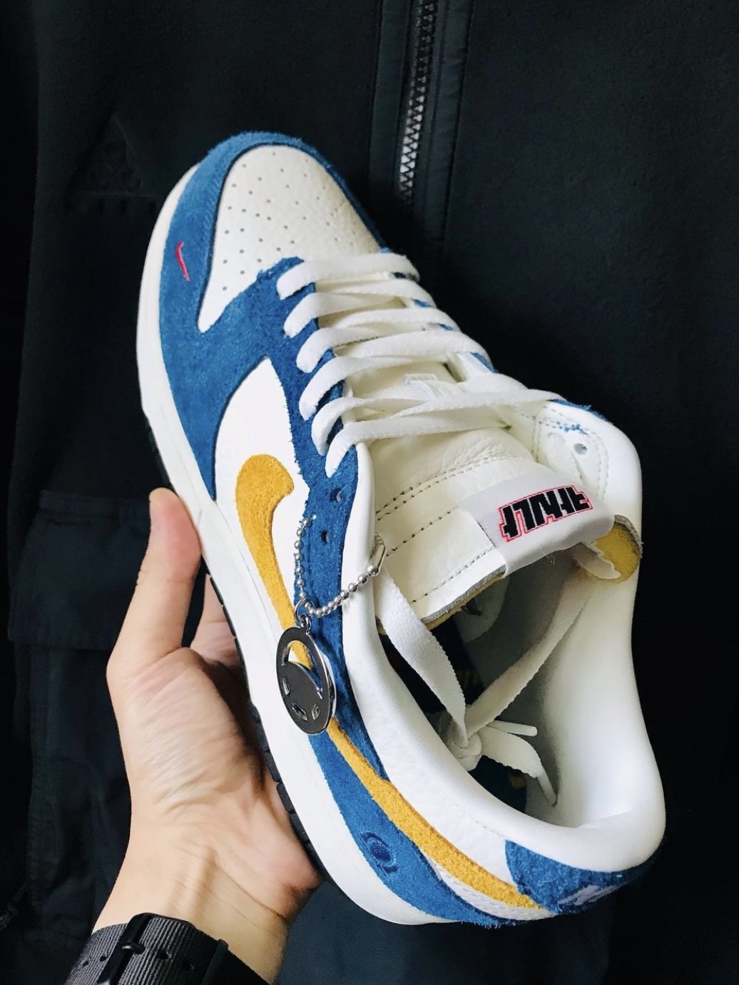 Nike x Kasina Dunk Low 80's Bus, Jordan 1 Retro High OG Black Mocha 착용 스타일 - 1