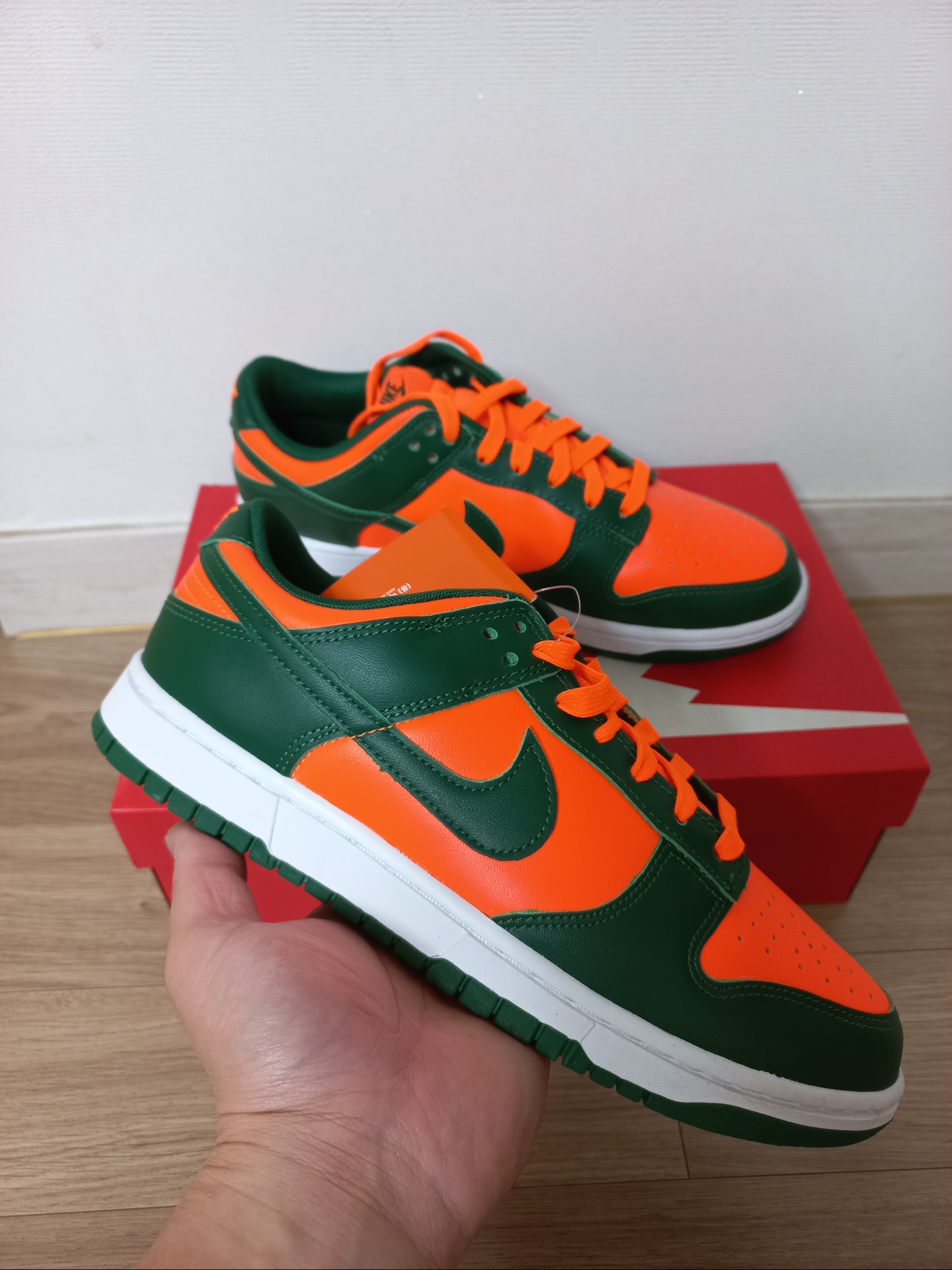 Nike Dunk Low Gorge Green and Total Orange 착용 스타일 - 1