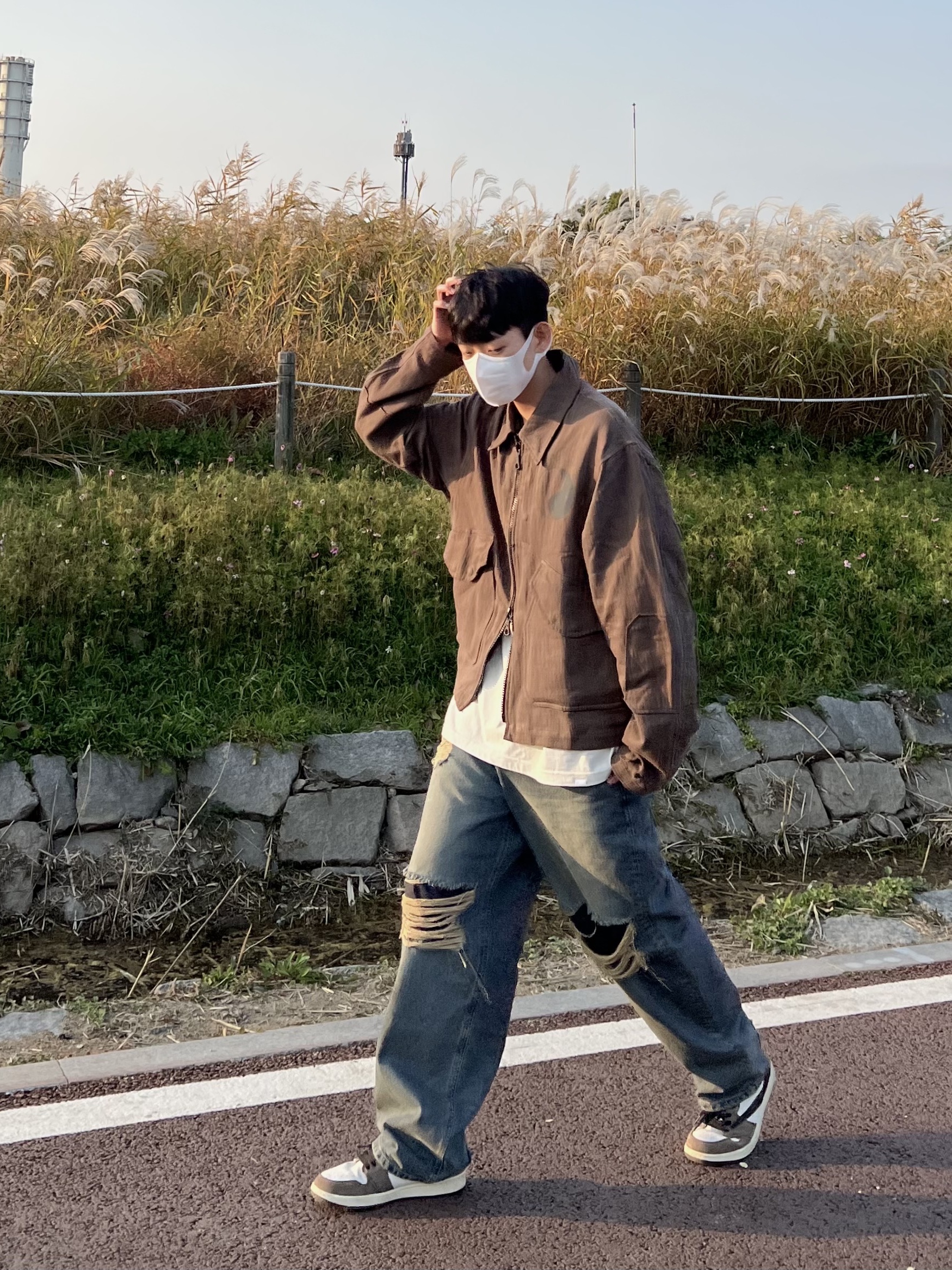 Stussy x Our Legacy Work Shop Pararescue Jacket Mud Black Slub Twill, Jordan 1 x Travis Scott Retro High OG SP Mocha 착용 스타일 - 2