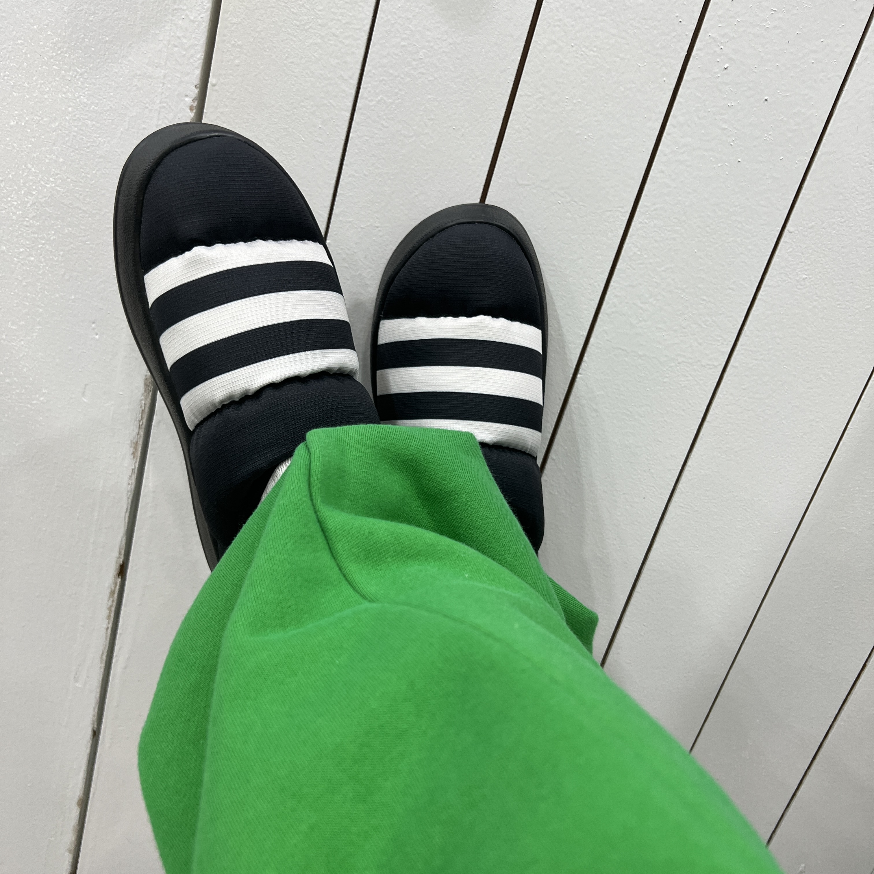 Adidas Puffylette Core Black 착용 스타일 - 2