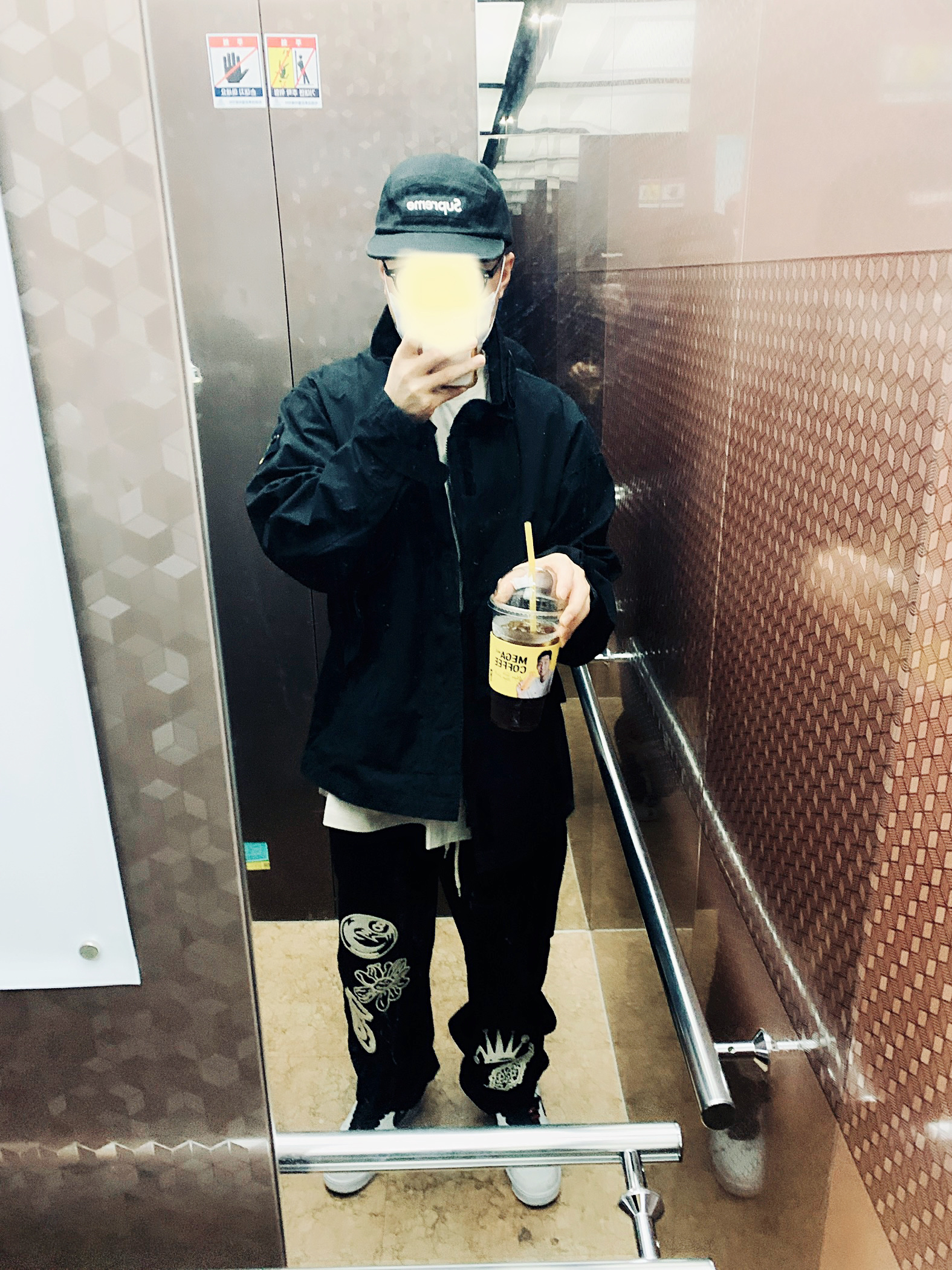 Supreme Washed Chino Twill Camp Cap Black, Supreme x Stone Island Cotton Cordura Shell Jacket Black - 22SS 착용 스타일 - 1