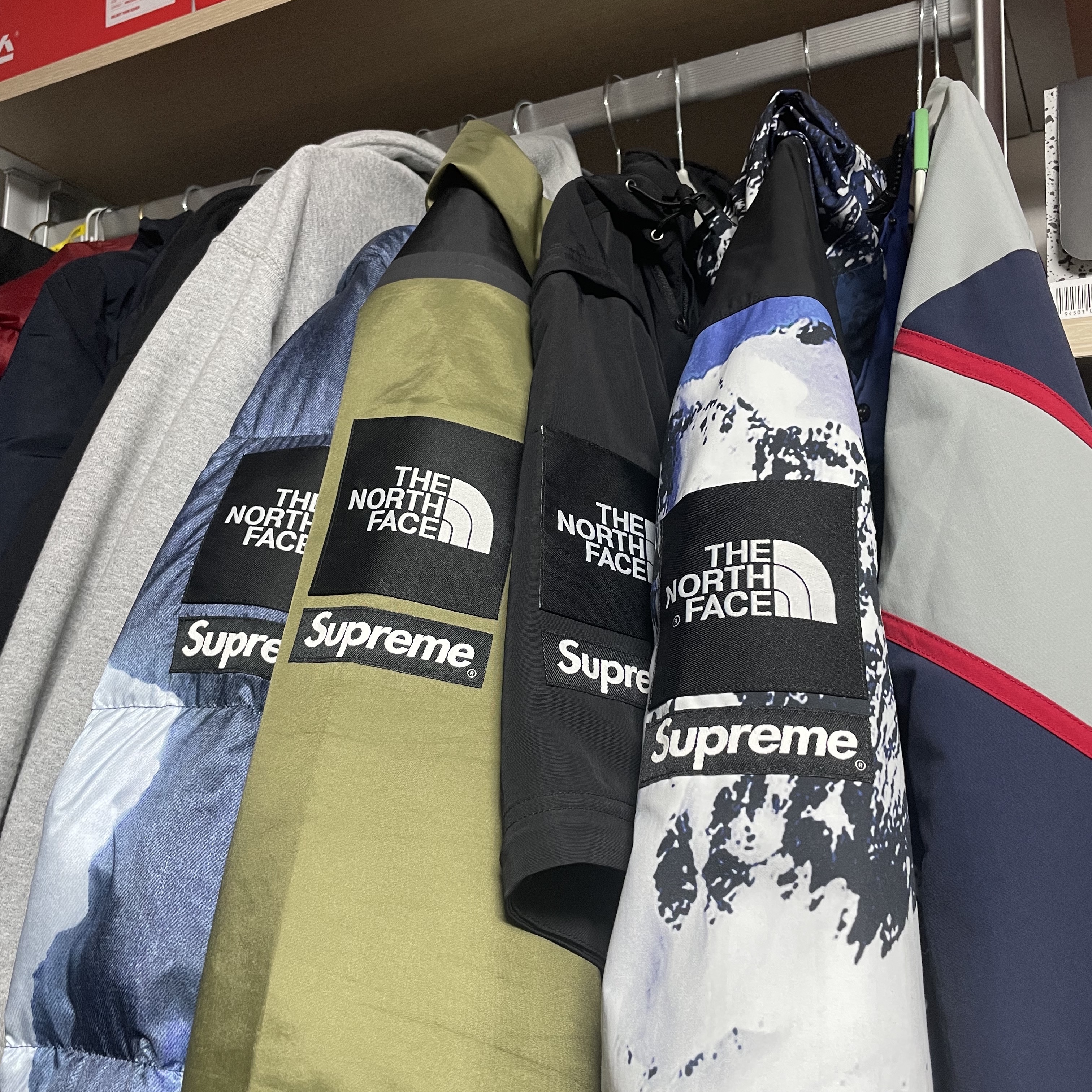 Supreme x New York Yankees Track Jacket Navy - 21FW, Supreme x The North Face Mountain Parka Blue White - 17FW 착용 스타일