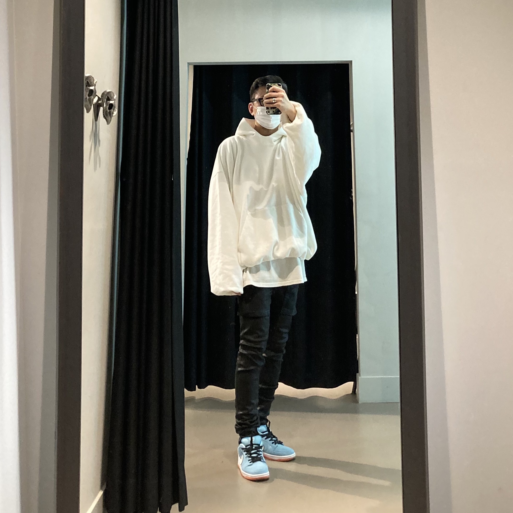 Yeezy Gap Engineered By Balenciaga Dove Hoodie White 착용 스타일