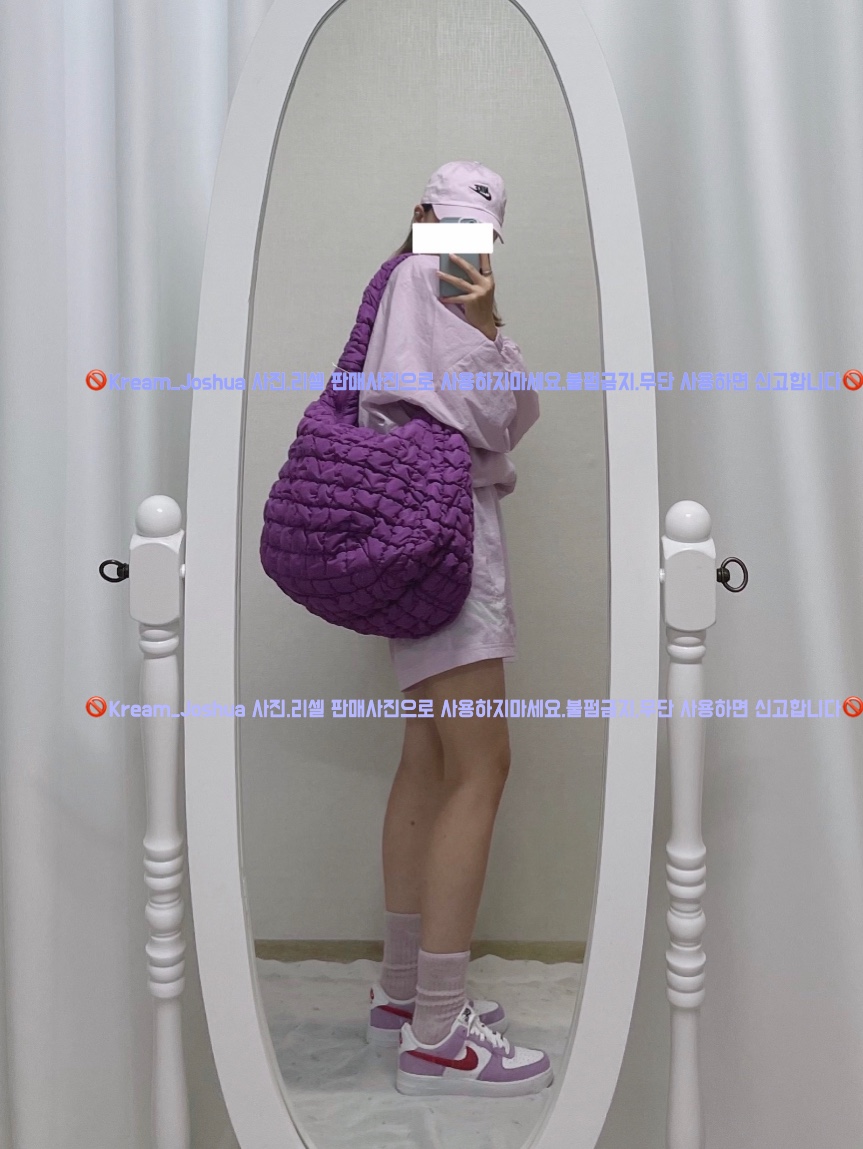 COS Quilted Oversized Shoulder Bag Purple 착용 스타일 - 3