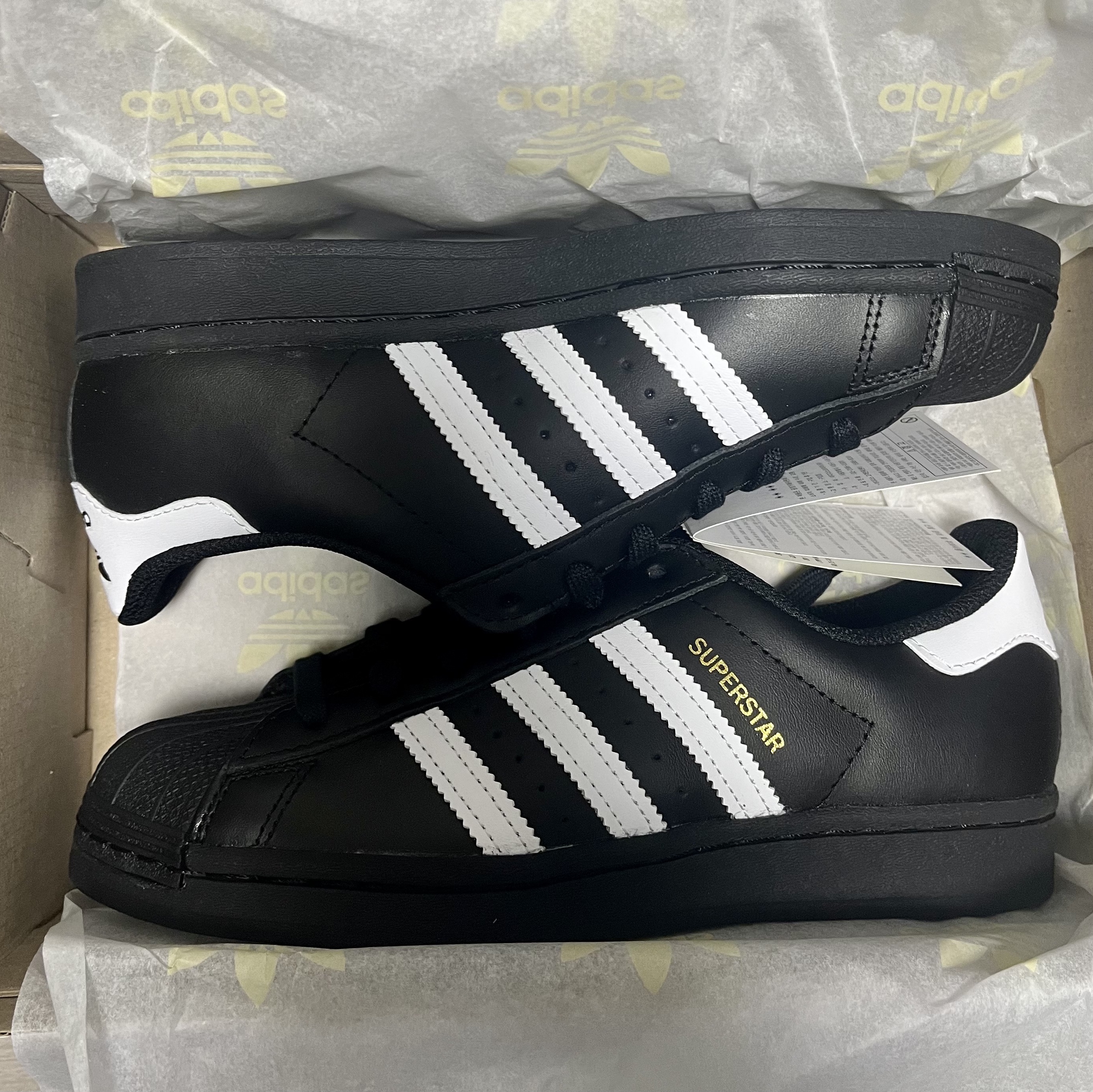 Adidas Superstar Core Black White 착용 스타일