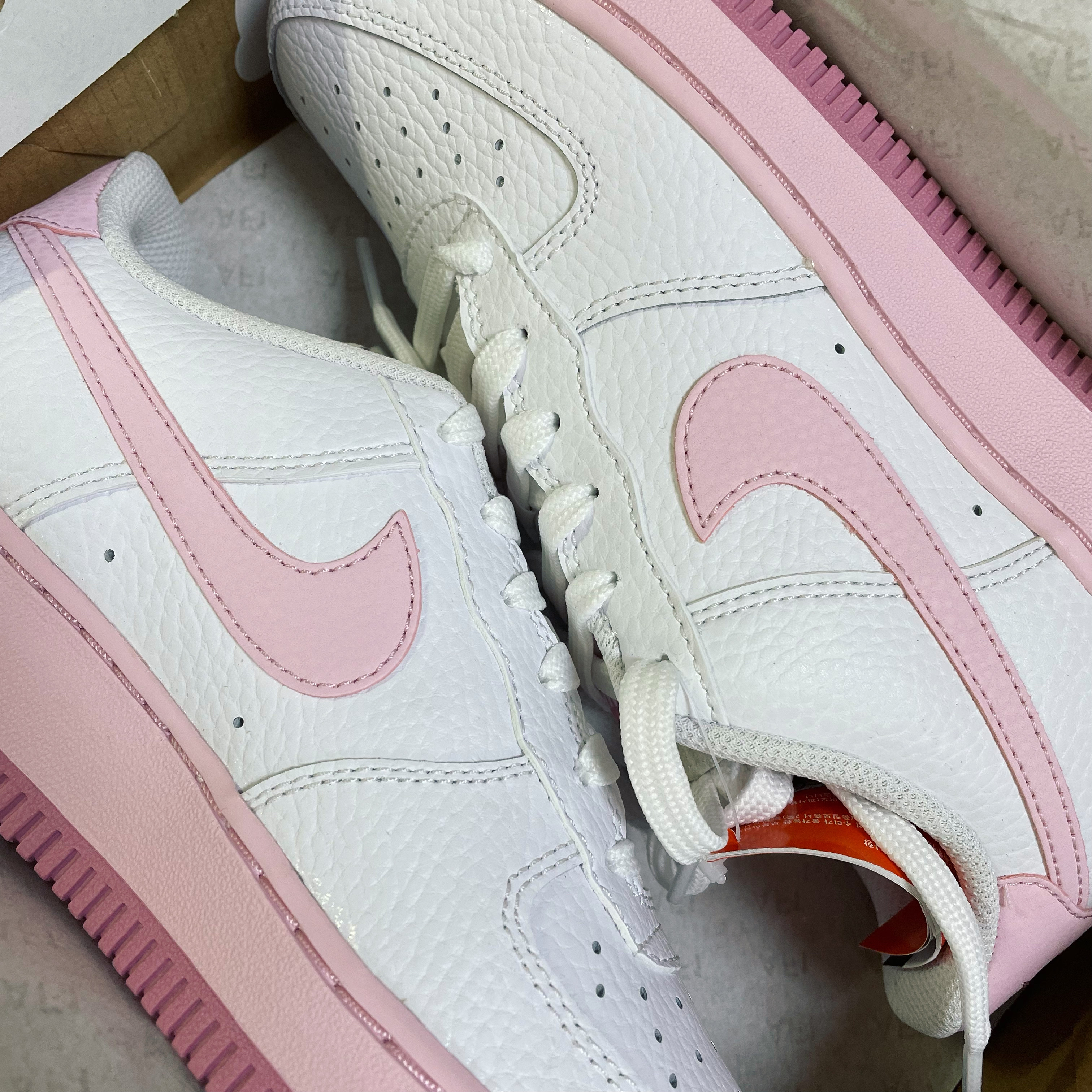 (GS) Nike Air Force 1 White Pink 착용 스타일