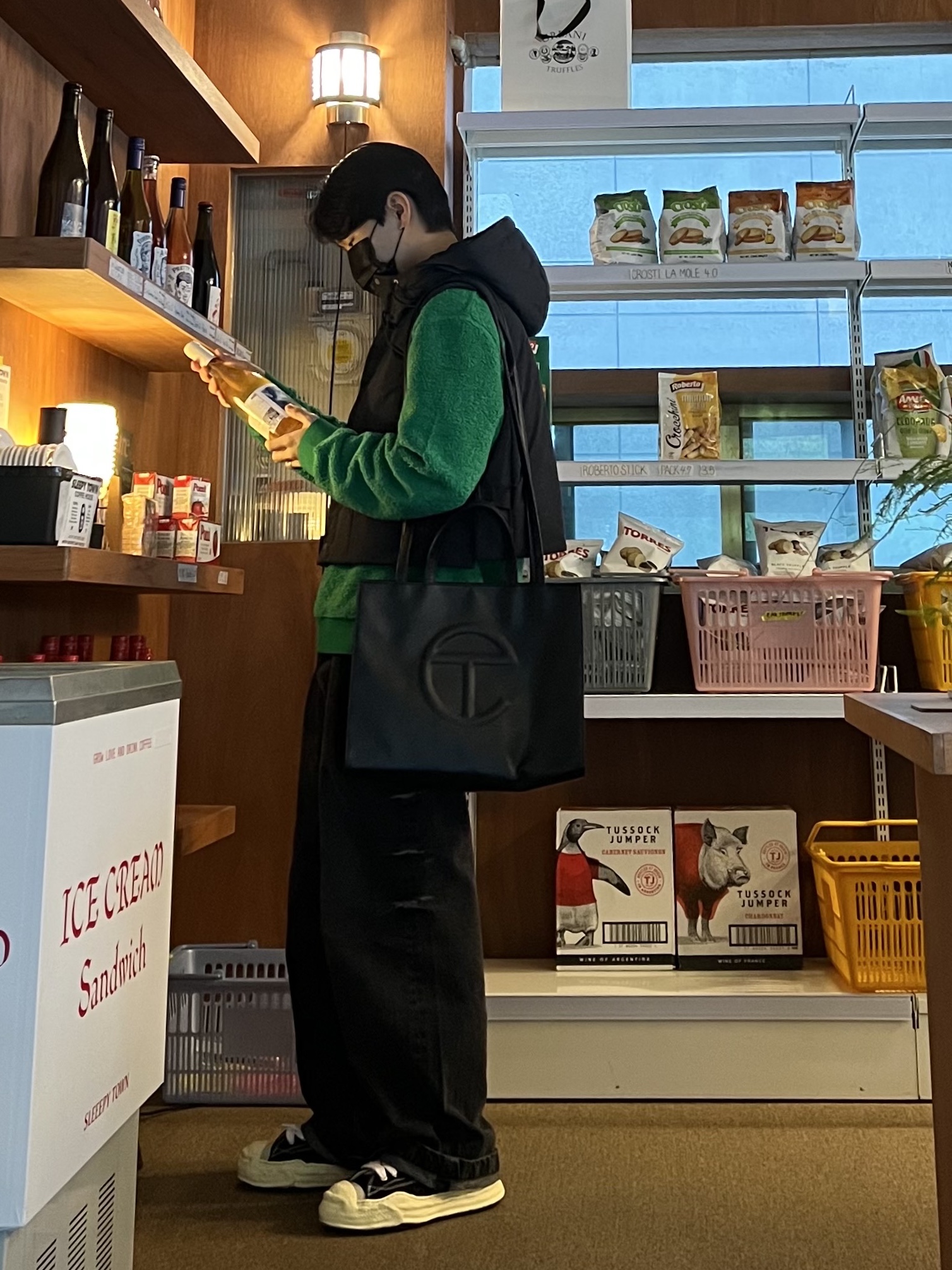 Maison Mihara Yasuhiro Hank VL OG Sole Canvas Low-top Sneakers Black, Telfar Medium Shopping Bag Black 착용 스타일 - 1