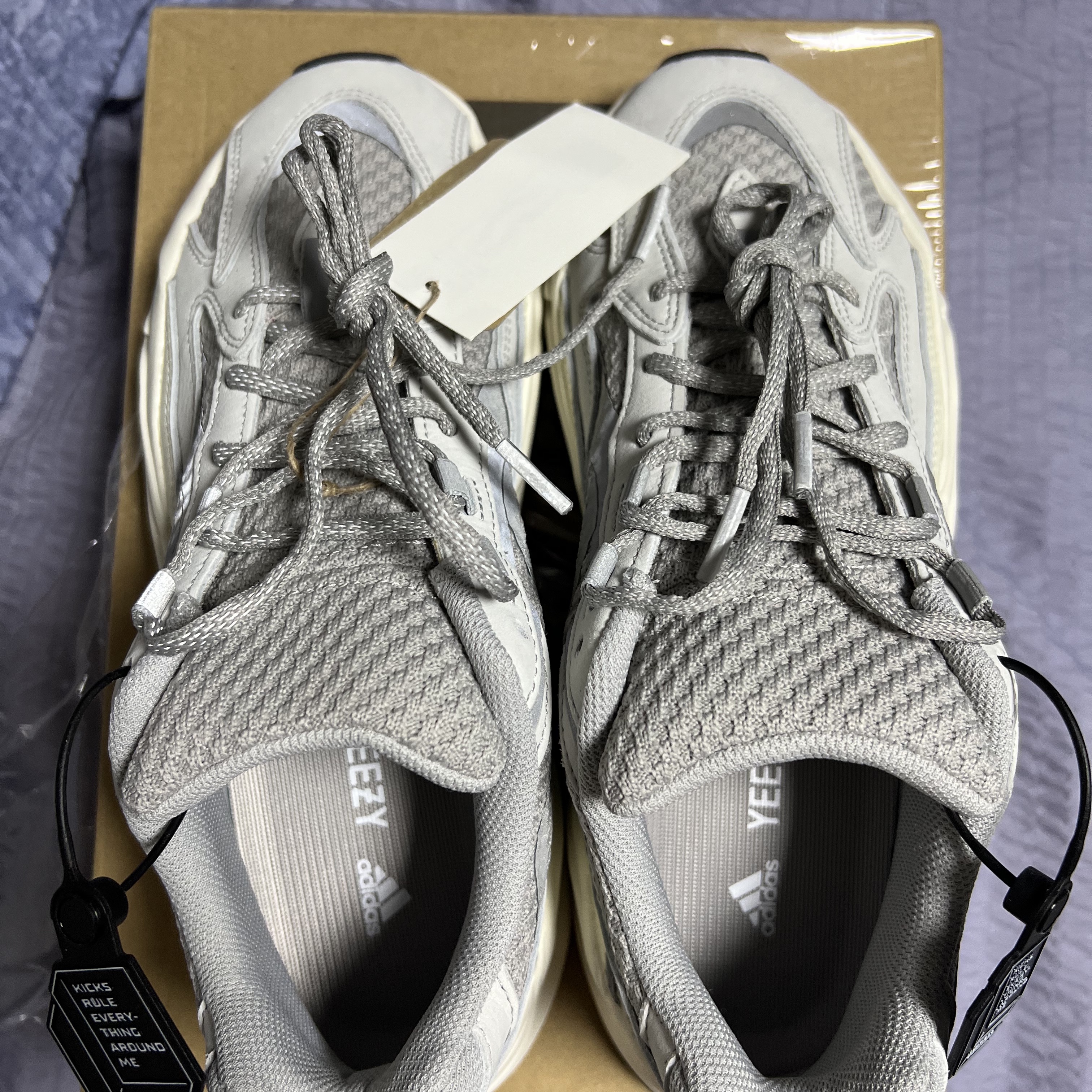 Adidas Yeezy Boost 700 V2 Static 2022 착용 스타일 - 1