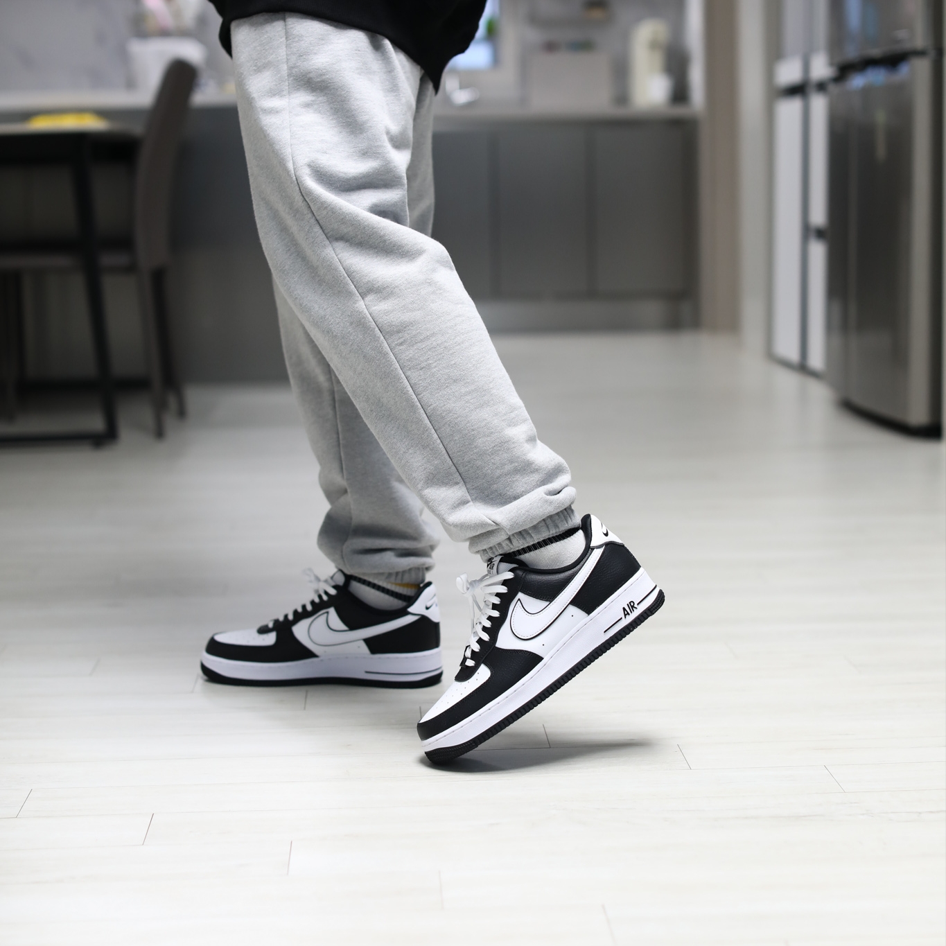 Nike Air Force 1 '07 LV8 White Black 착용 스타일