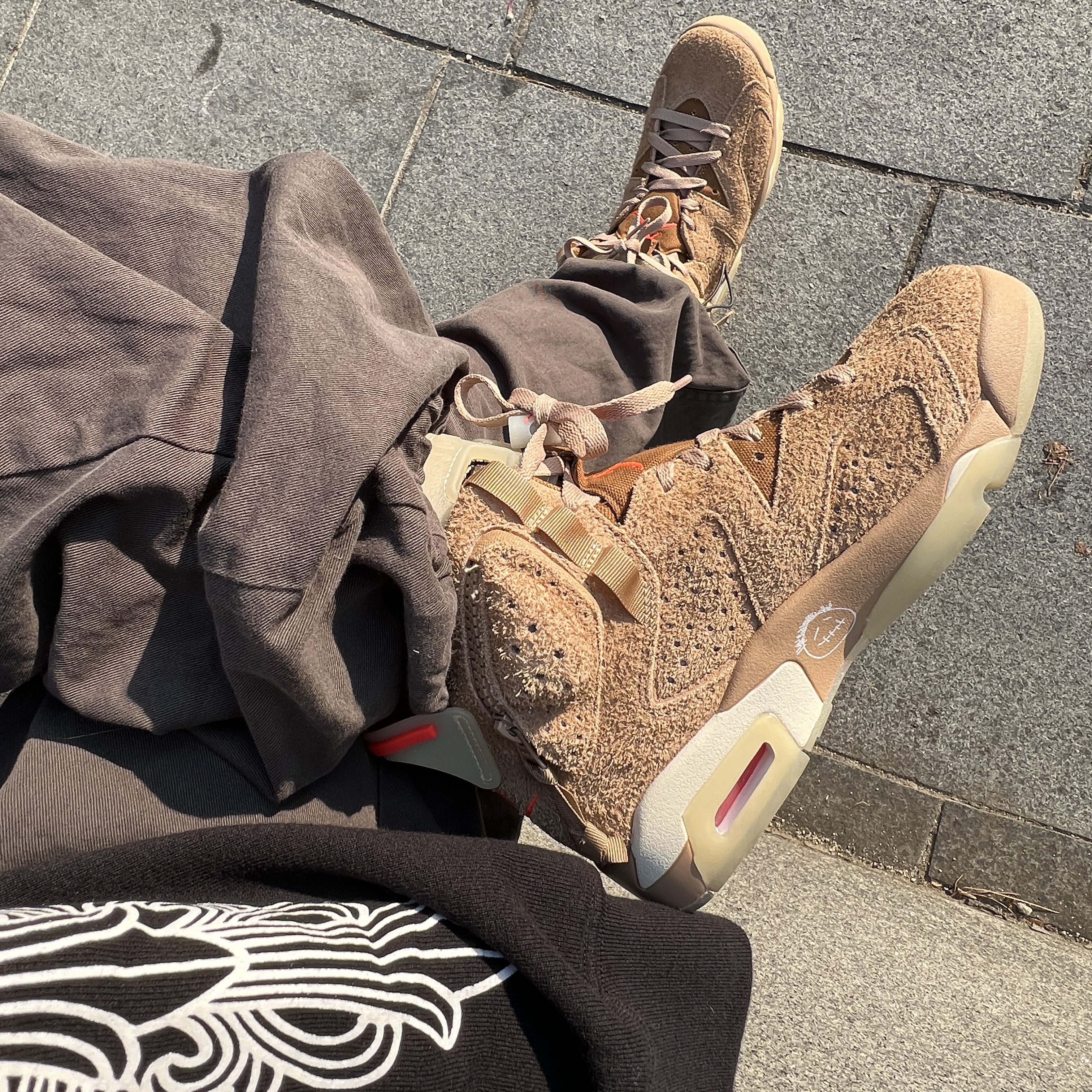 Jordan 6 x Travis Scott Retro SP British Khaki 착용 스타일 - 1