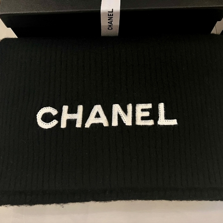 (W) Chanel Muffler Cashmere & Black 착용 스타일