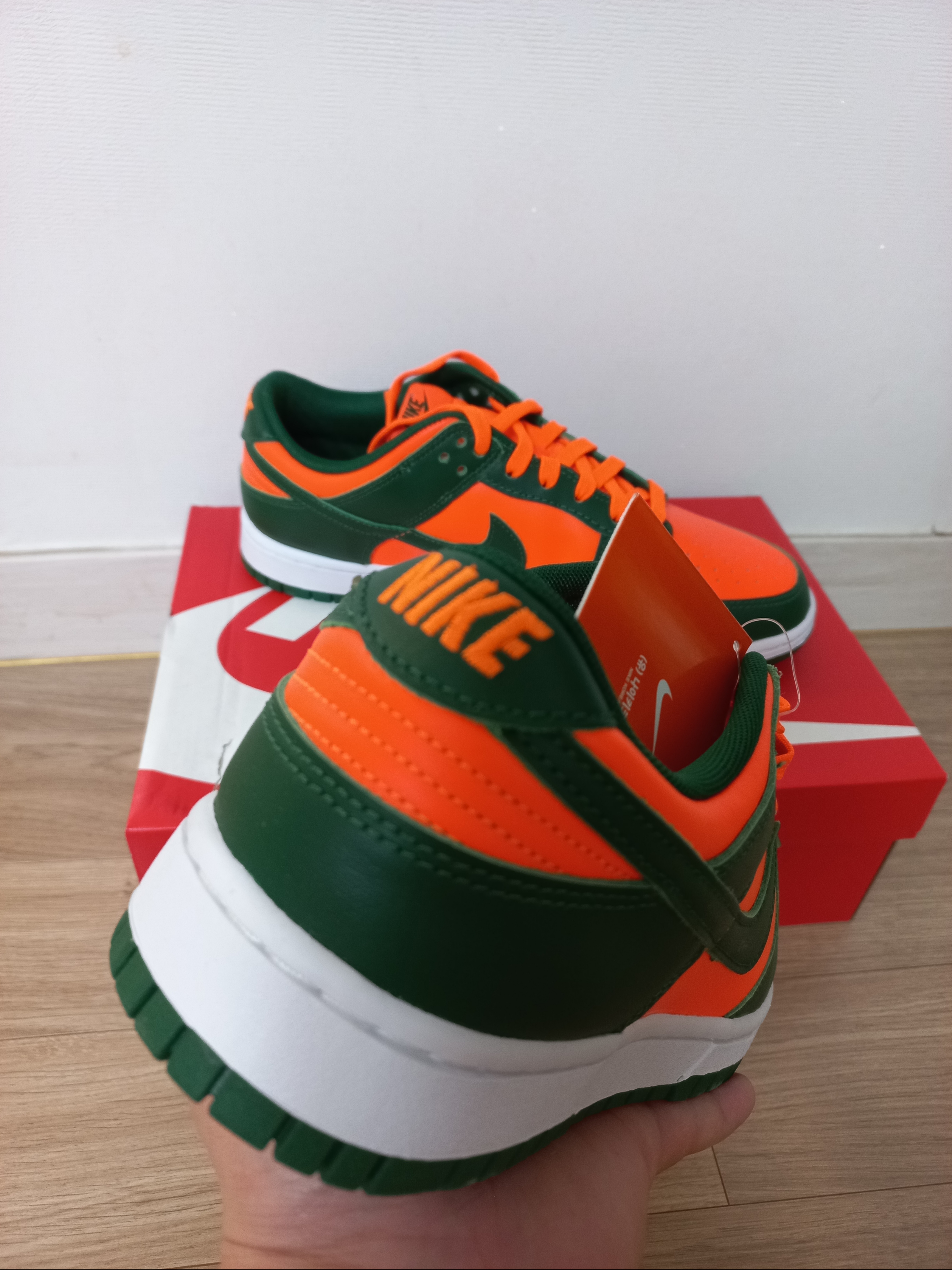 Nike Dunk Low Gorge Green and Total Orange 착용 스타일 - 2