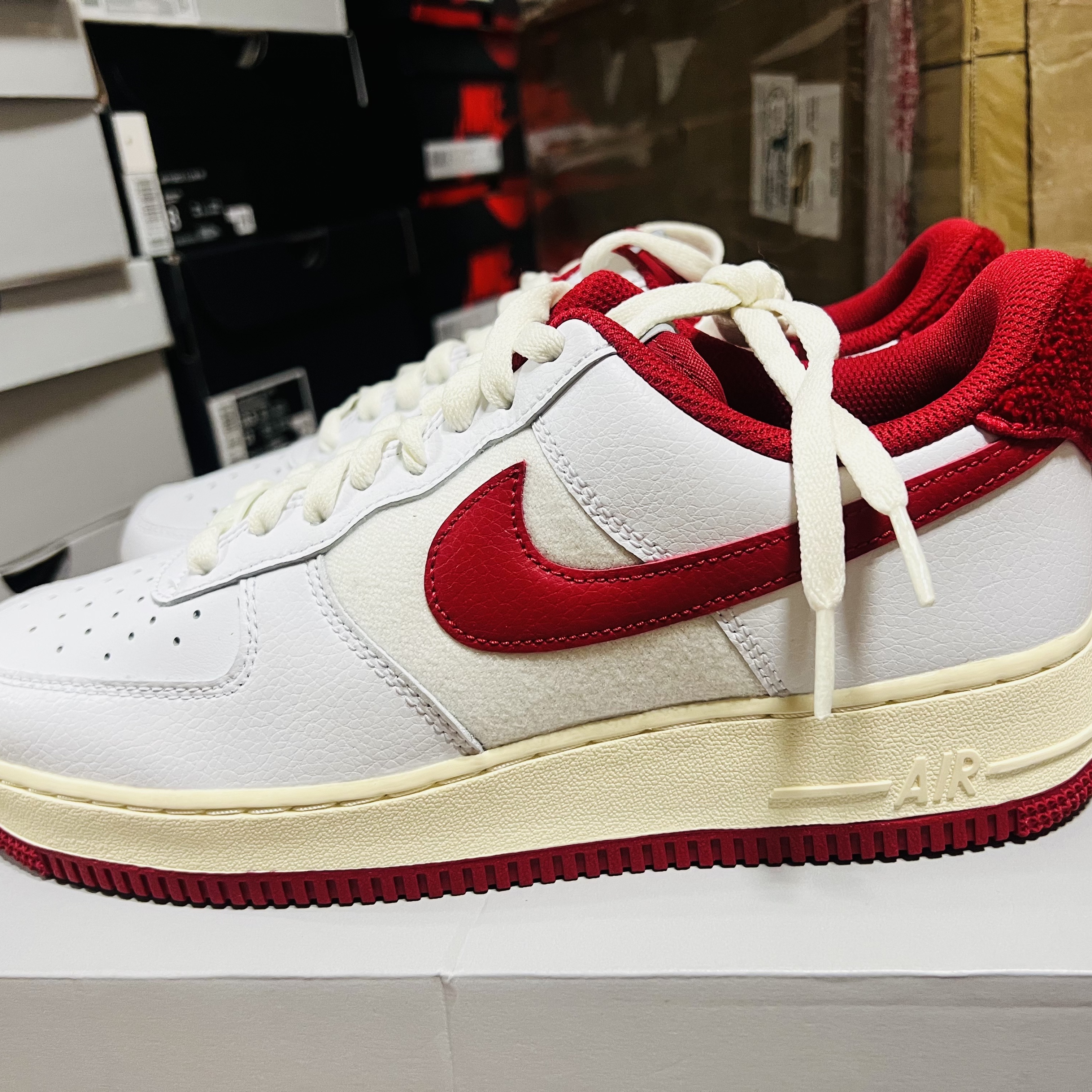 Nike Air Force 1 '07 LV8 Varsity White Gym Red 착용 스타일 - 3