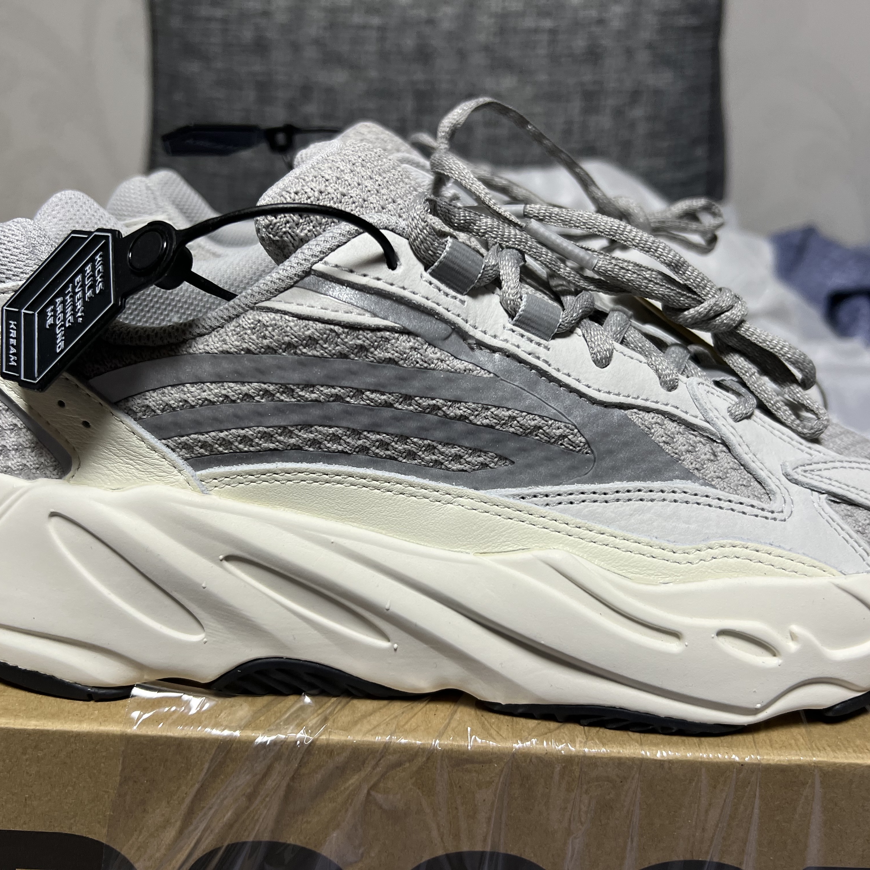 Adidas Yeezy Boost 700 V2 Static 2022 착용 스타일 - 2