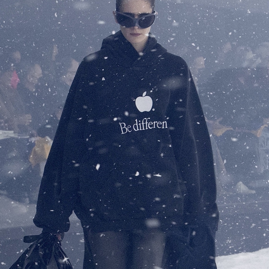 Balenciaga Be Different Hoodie Black 착용 스타일 - 1