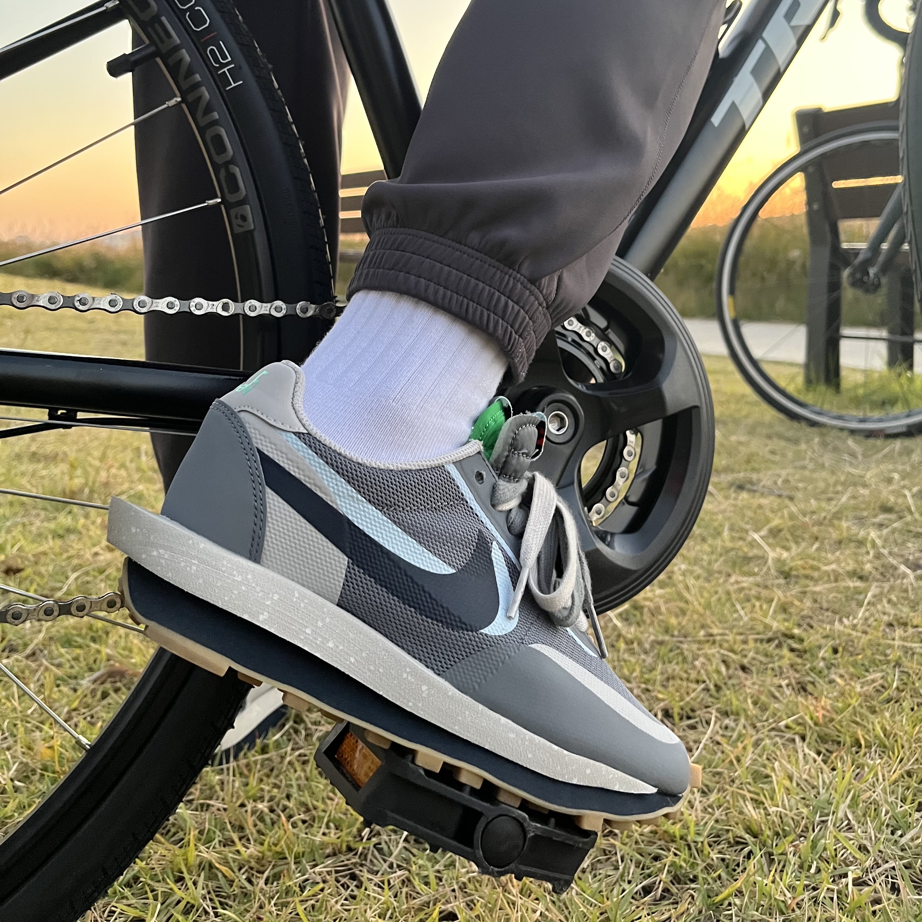 Nike x Sacai x Clot LDWaffle Cool Grey, Nike x Sacai x Undercover LDWaffle Midnight Spruce University Red 착용 스타일 - 1