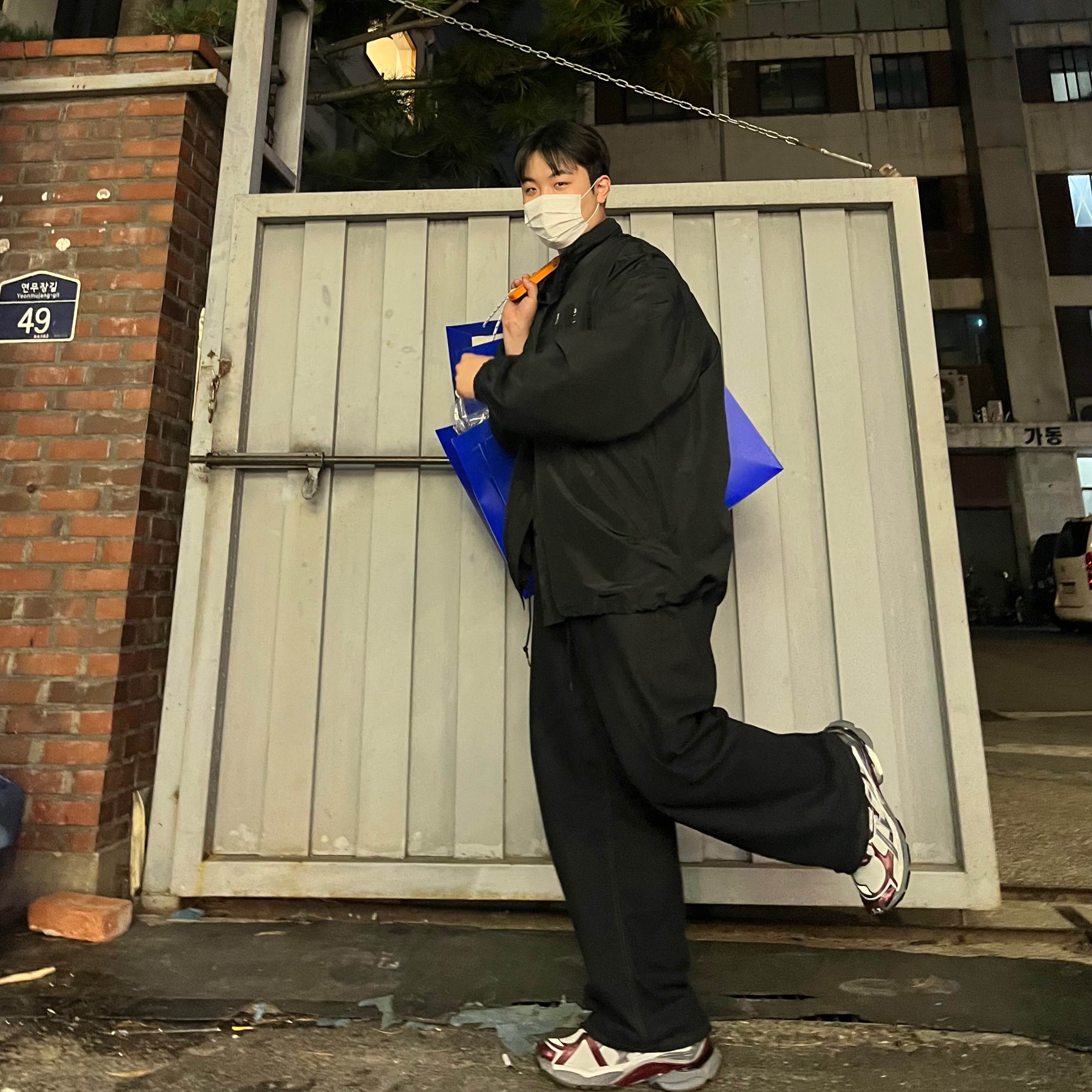 Balenciaga Runner Sneakers Grey Burgundy 착용 스타일 - 2