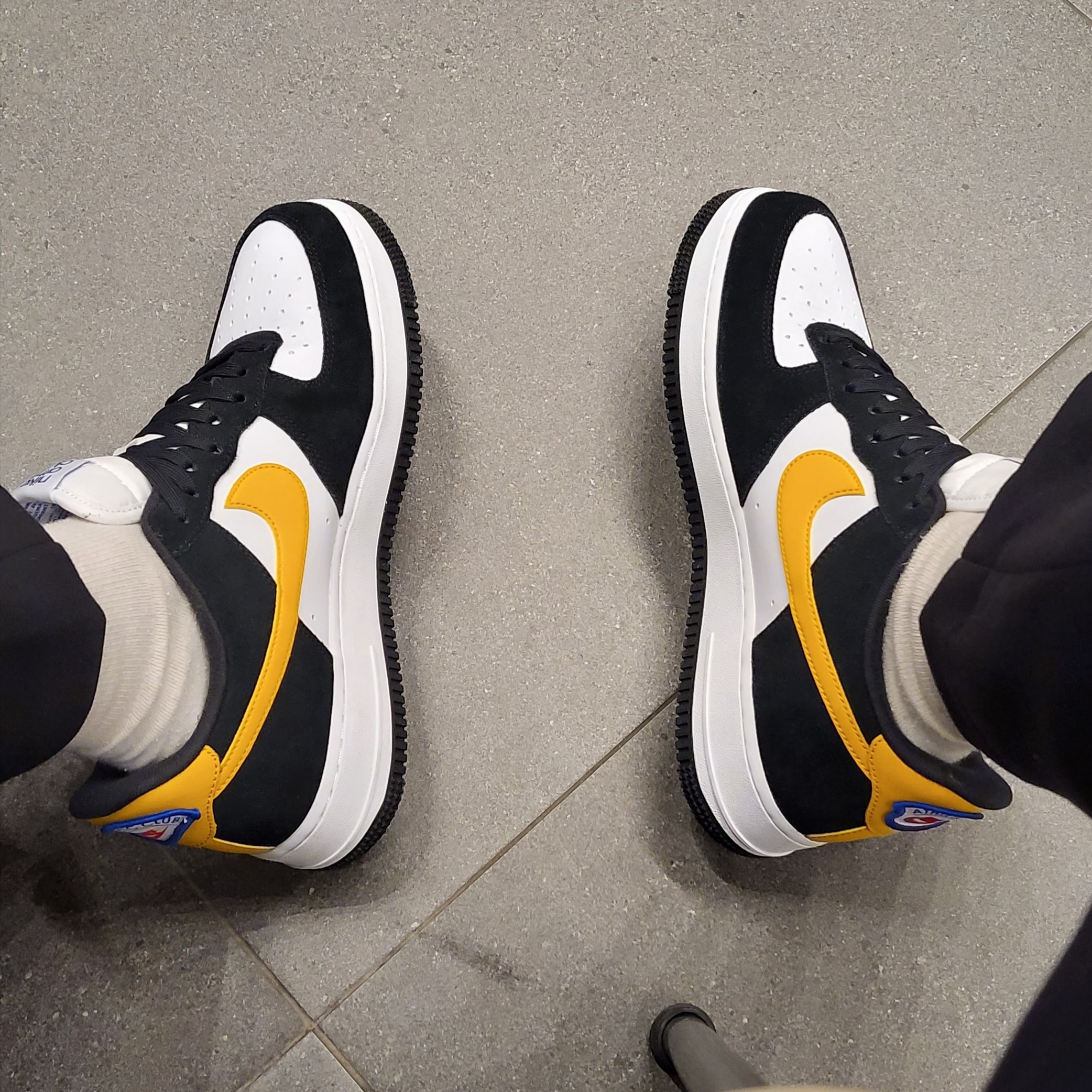 Nike Air Force 1 '07 LV8 Athletic Club Black Dark Sulfur 착용 스타일