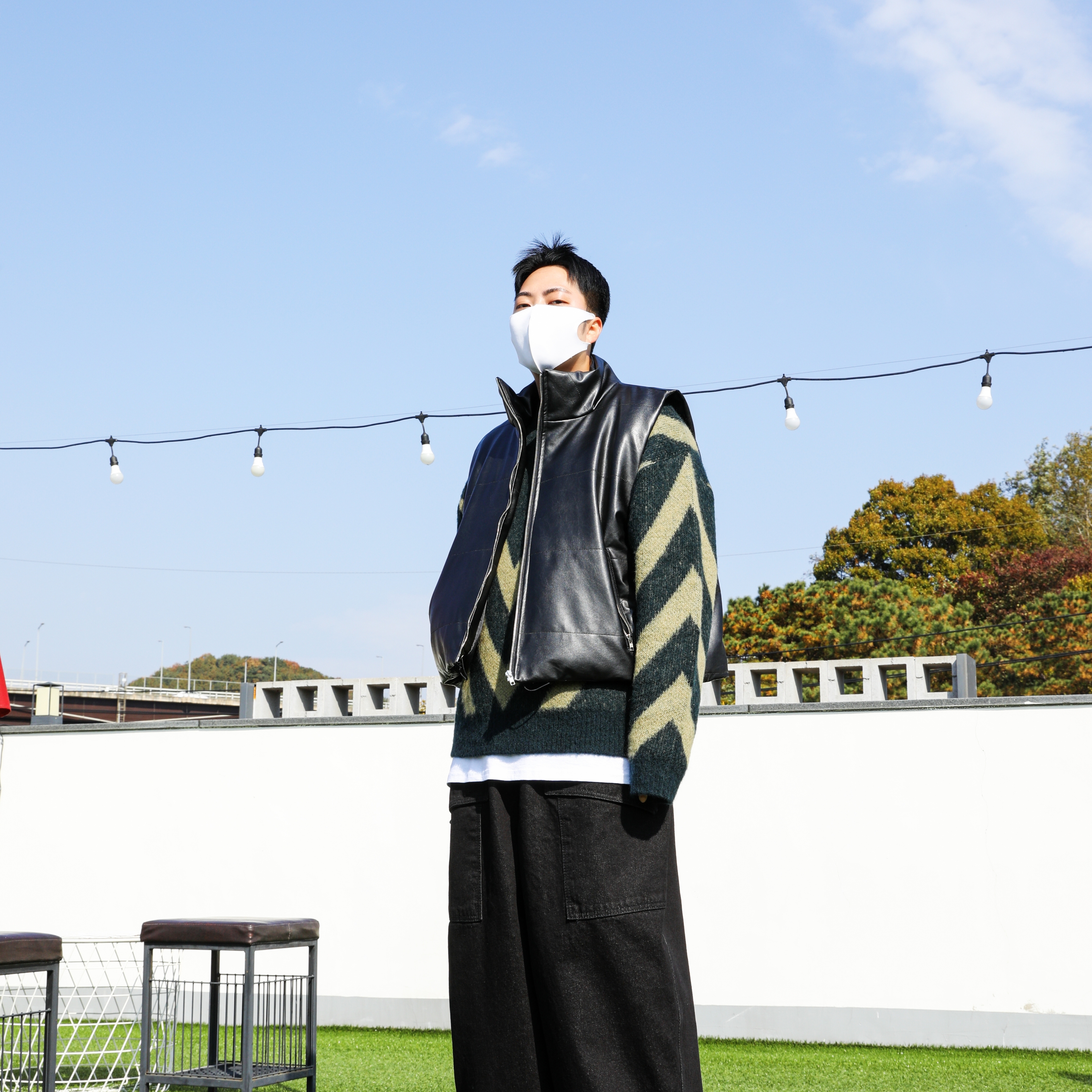 Bottega Veneta Rubber Flash Clog Black 착용 스타일 - 3