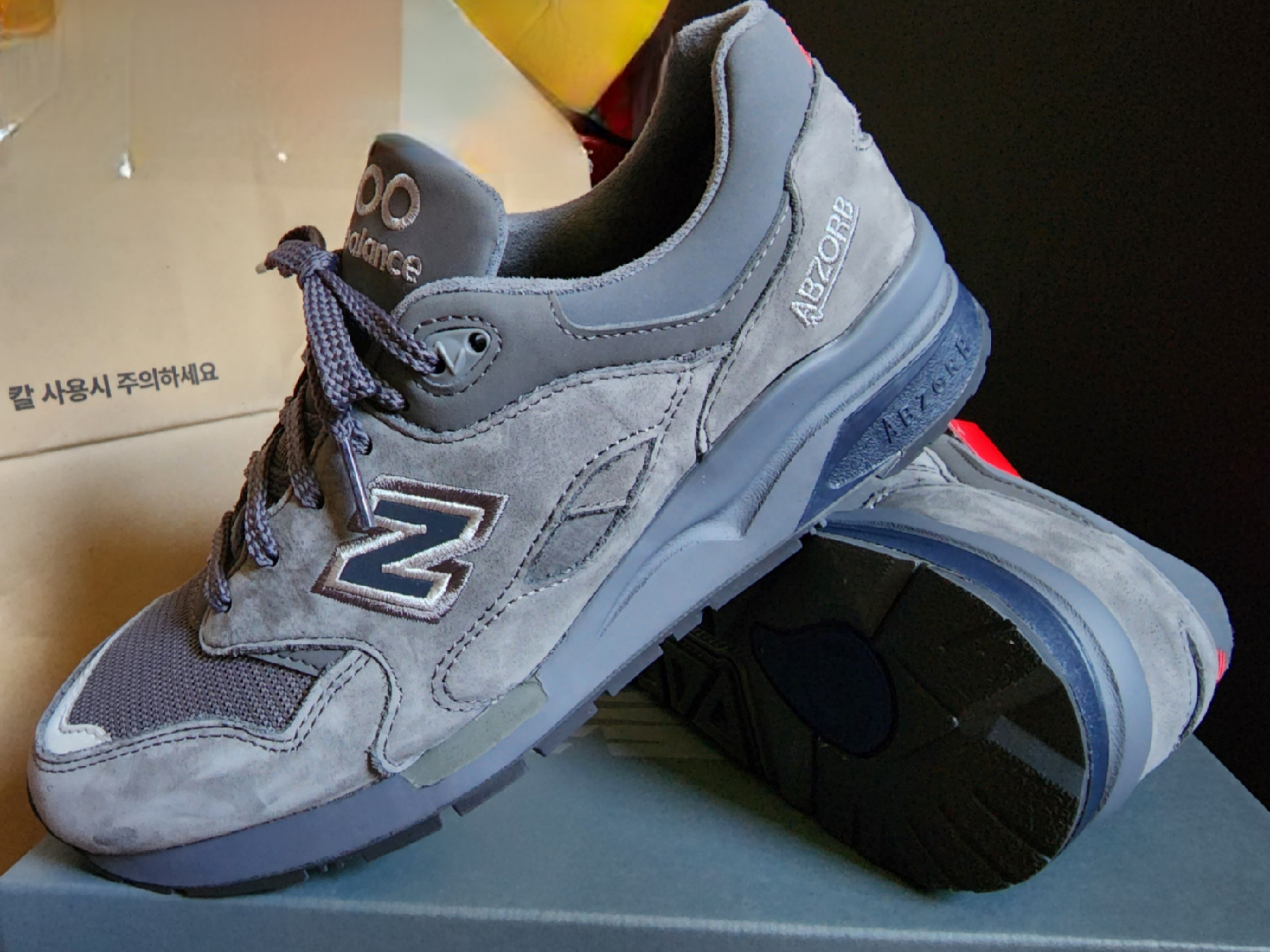 New Balance 1600 Dark Grey, New Balance 1600 Legacy Grey 착용 스타일 - 1
