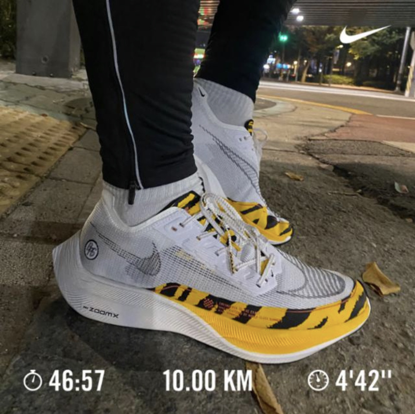 Nike ZoomX Vaporfly Next% 2 BRS White University Gold 착용 스타일