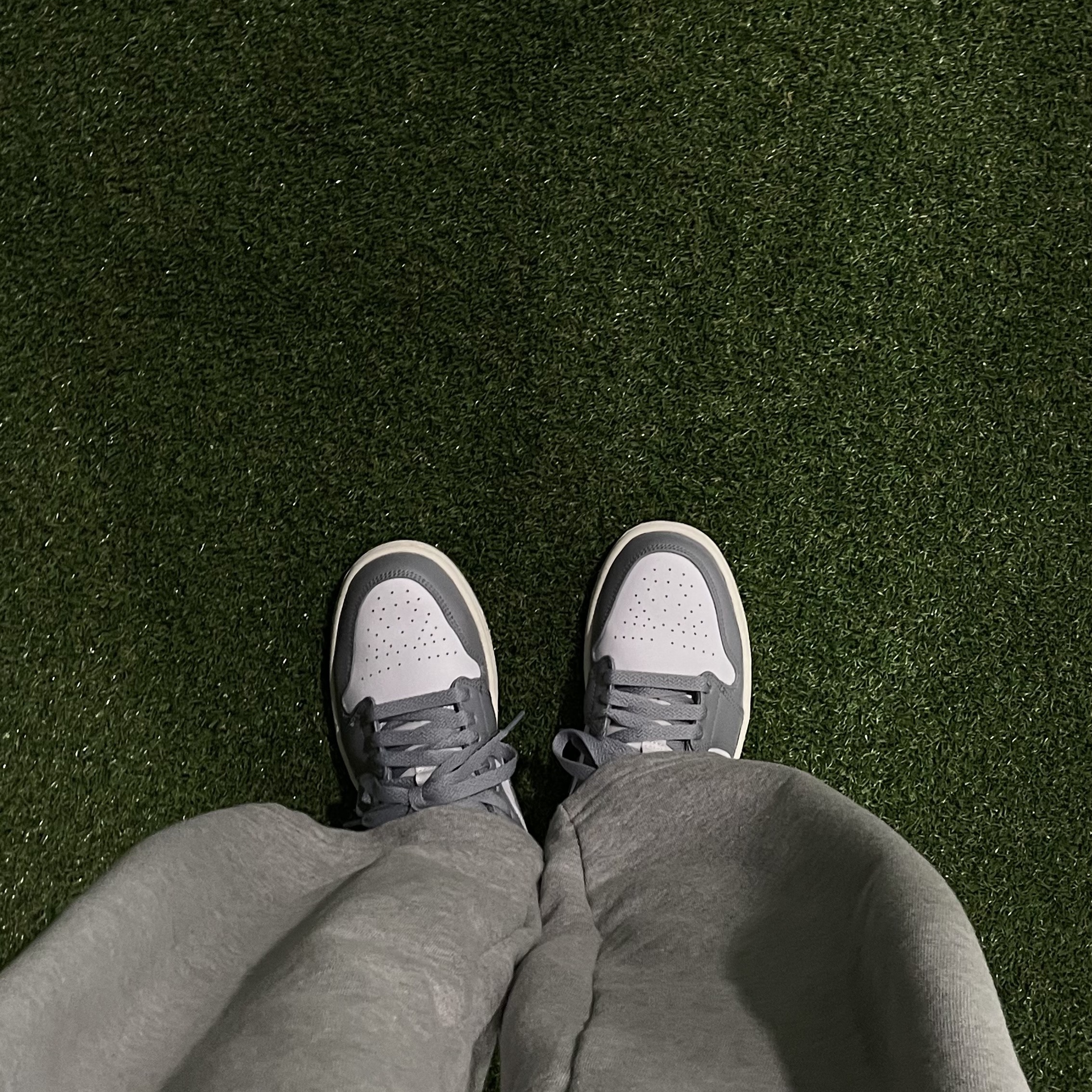 Jordan 1 Low Stealth and White 착용 스타일