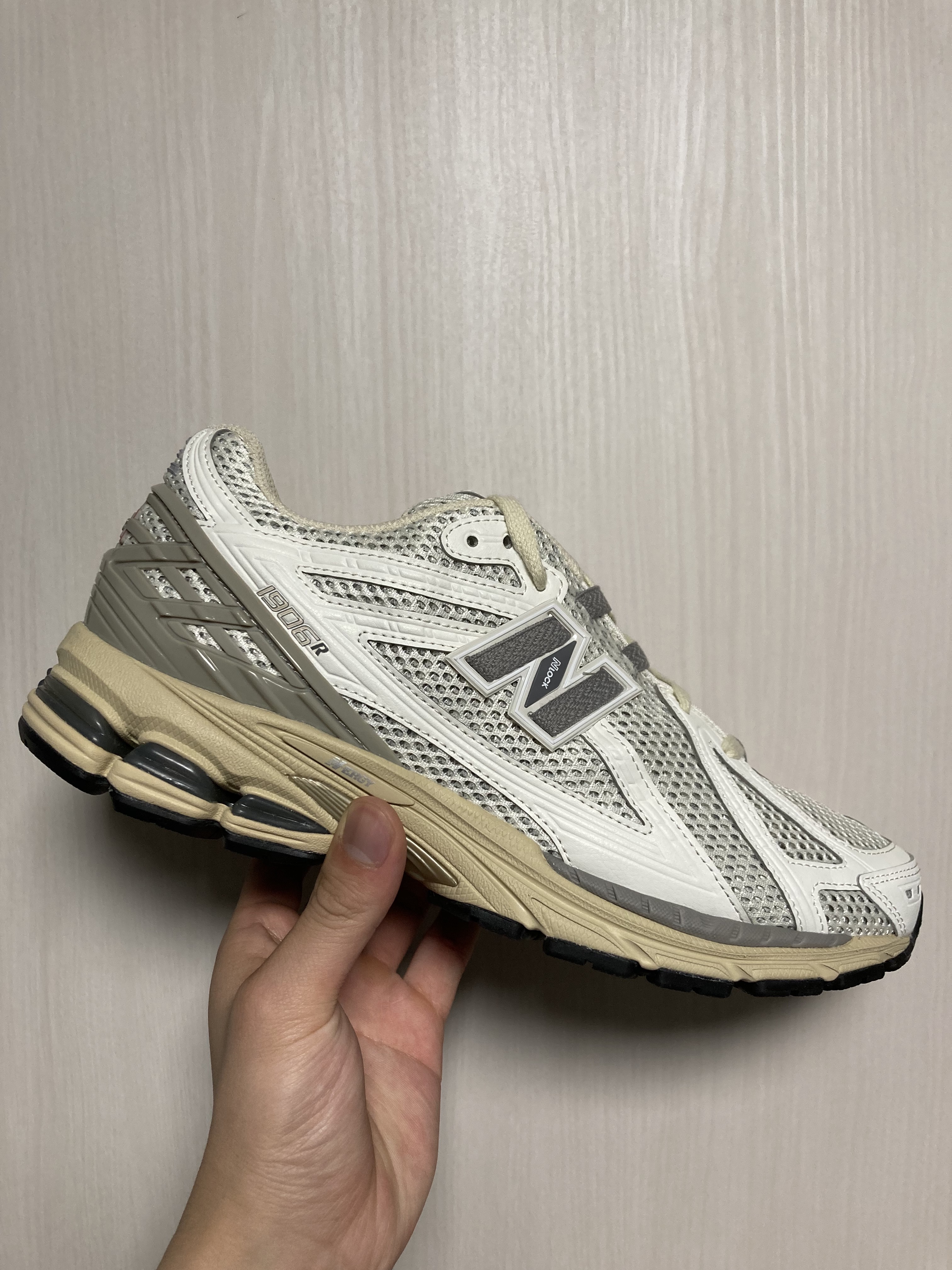 New Balance 1906R White Gray 착용 스타일