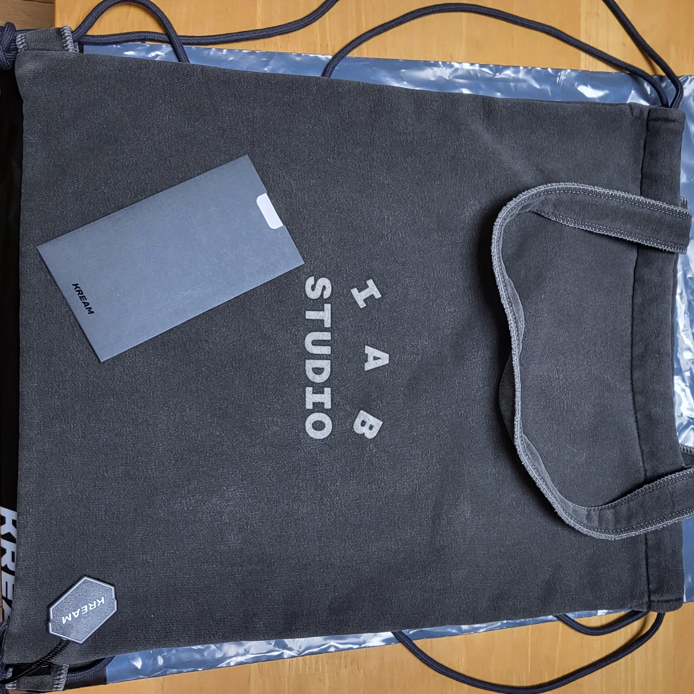 IAB Studio Pigment Sack Black 착용 스타일 - 1