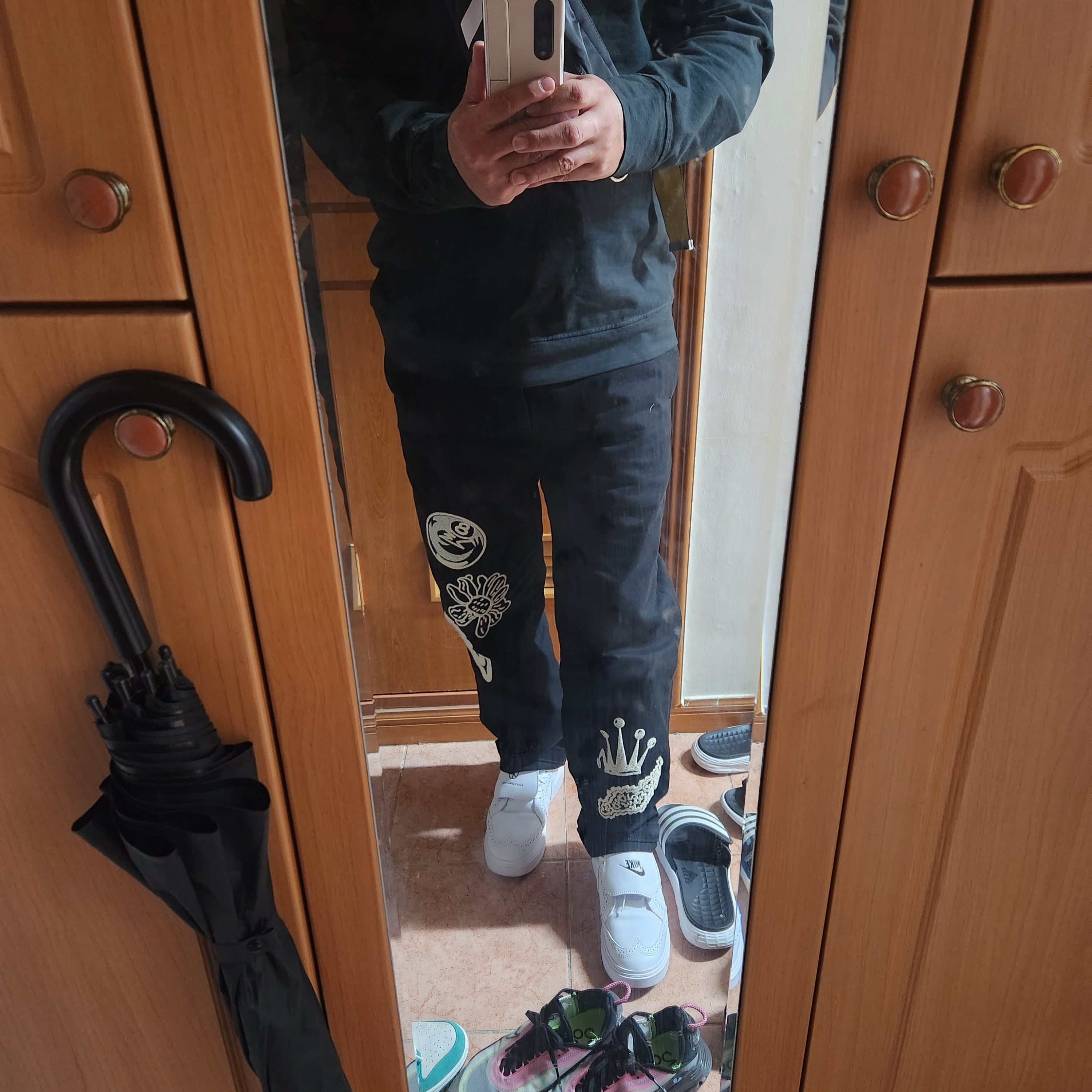 Stone Island 63750 Garment Dyed Heavy Cotton Long Sleeve T-Shirt Black - 22SS, Stussy Noma Icon Beach Pants Washed Black 착용 스타일 - 2