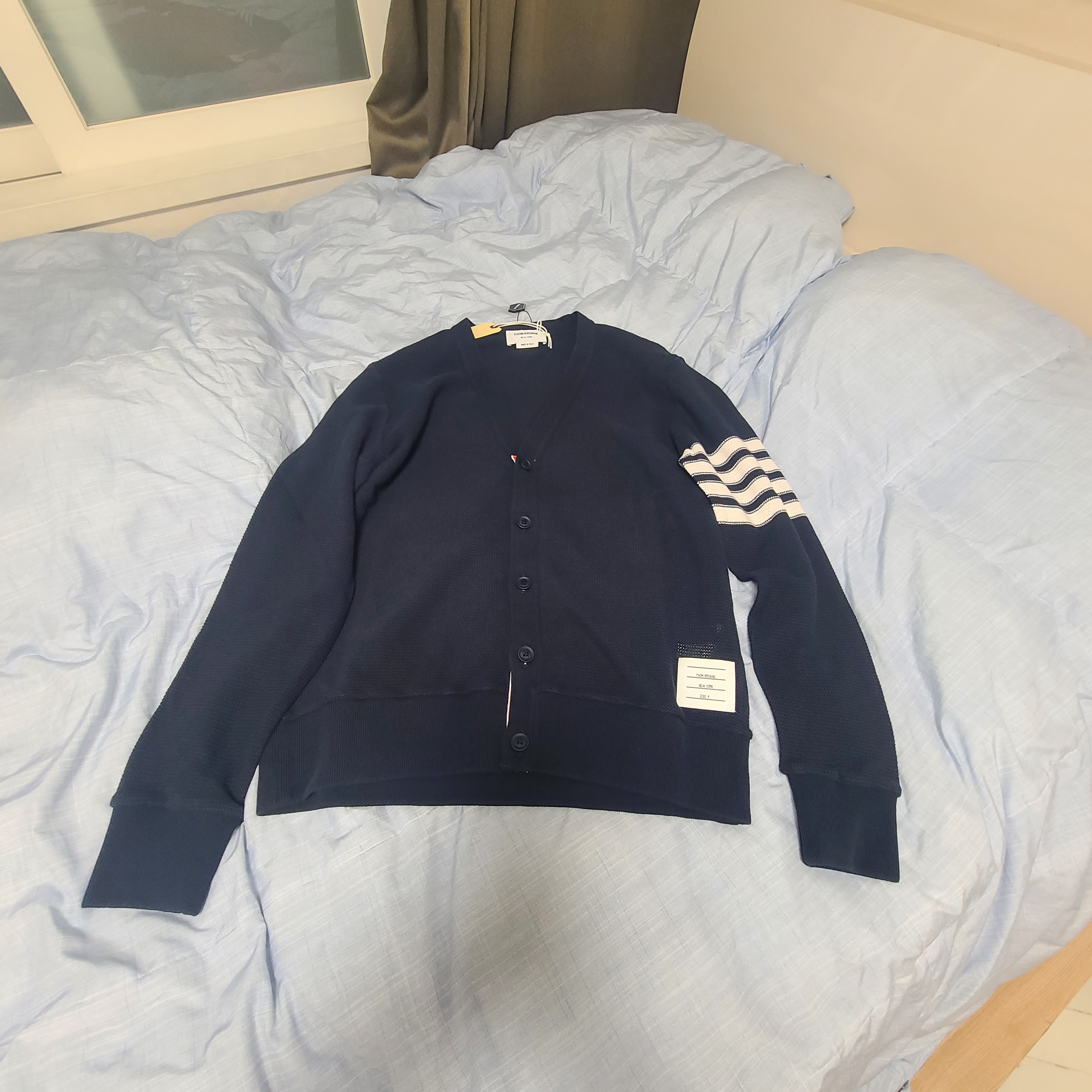 Thom Browne Open Raschel Stitch 4-Bar V-Neck Cardigan Navy 착용 스타일