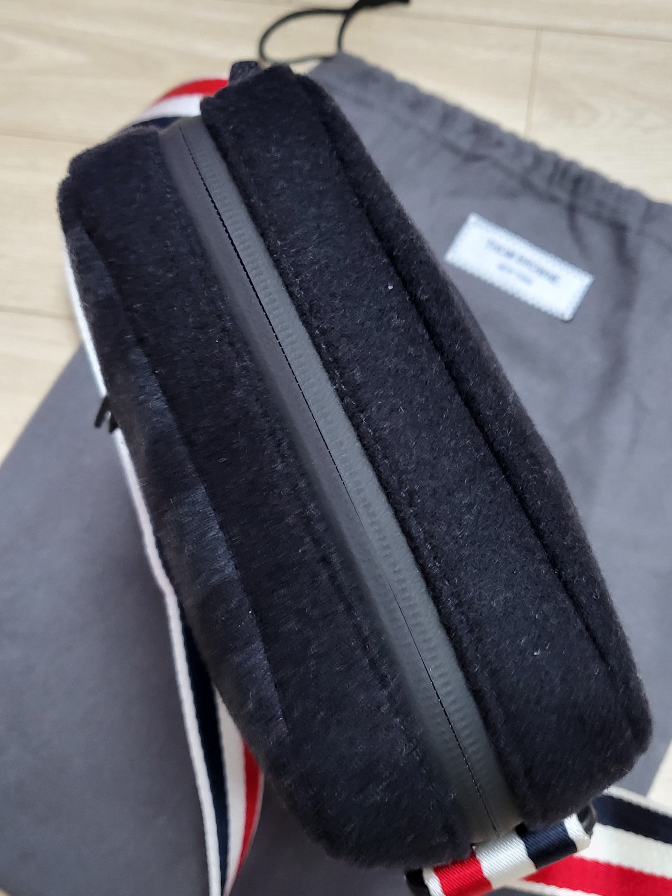 Thom Browne RWB Strap & 4-Bar Wool Camera Bag Medium Grey, Thom Browne Double Face Melton 4-Bar Stripe Strap Camera Bag Black 착용 스타일 - 3