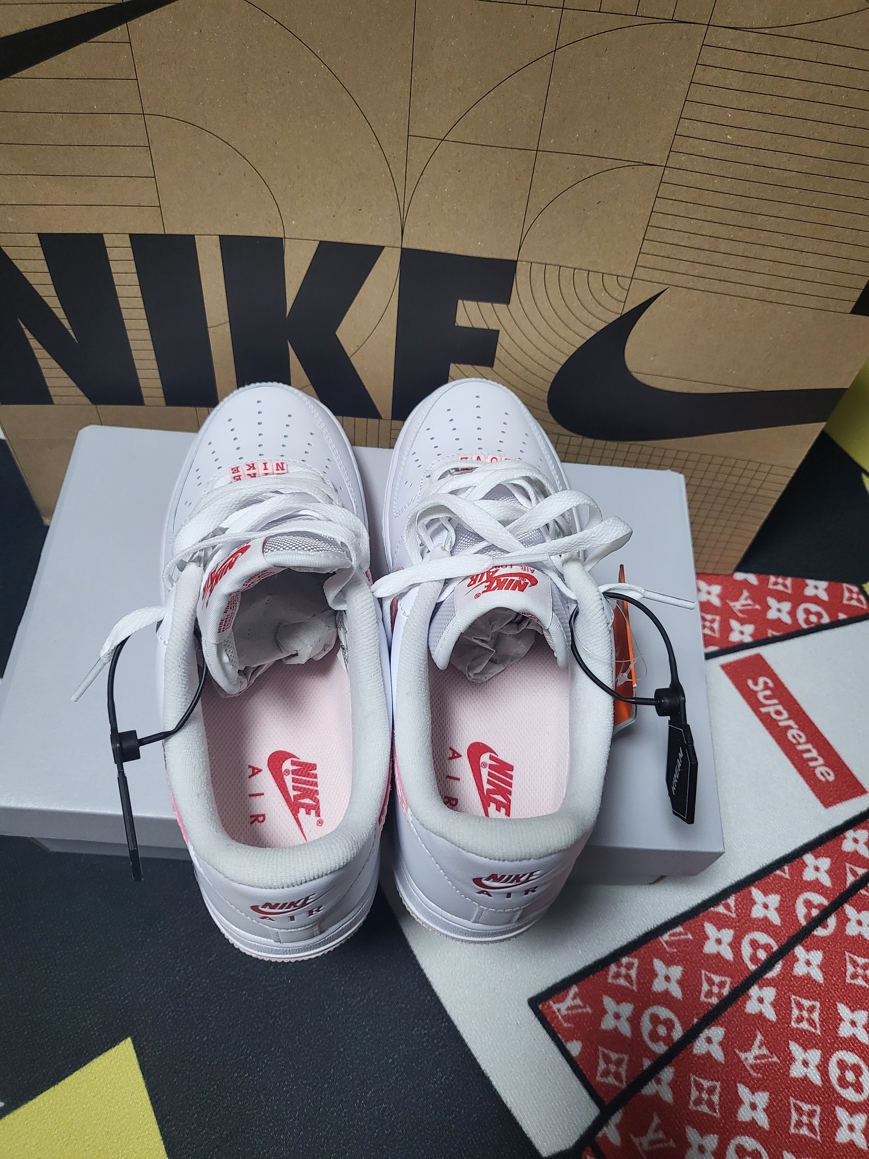 Nike Air Force 1 '07 Valentine's Day 2022 착용 스타일 - 4