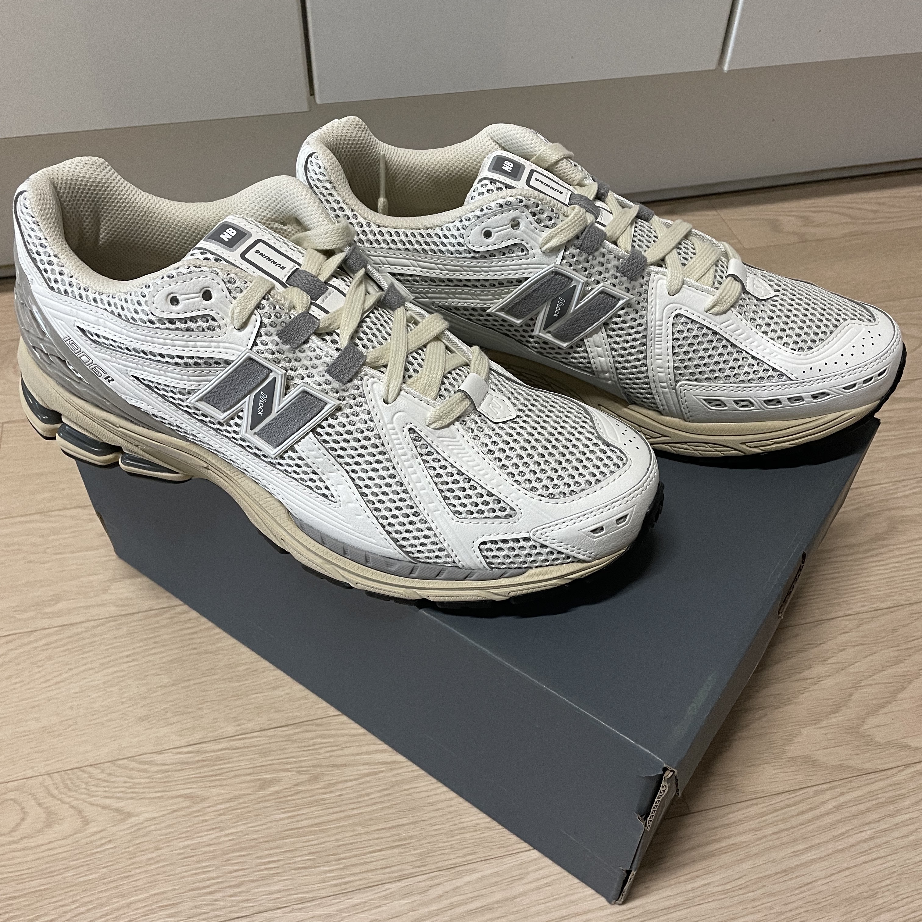 New Balance 1906R White Gray 착용 스타일 - 5