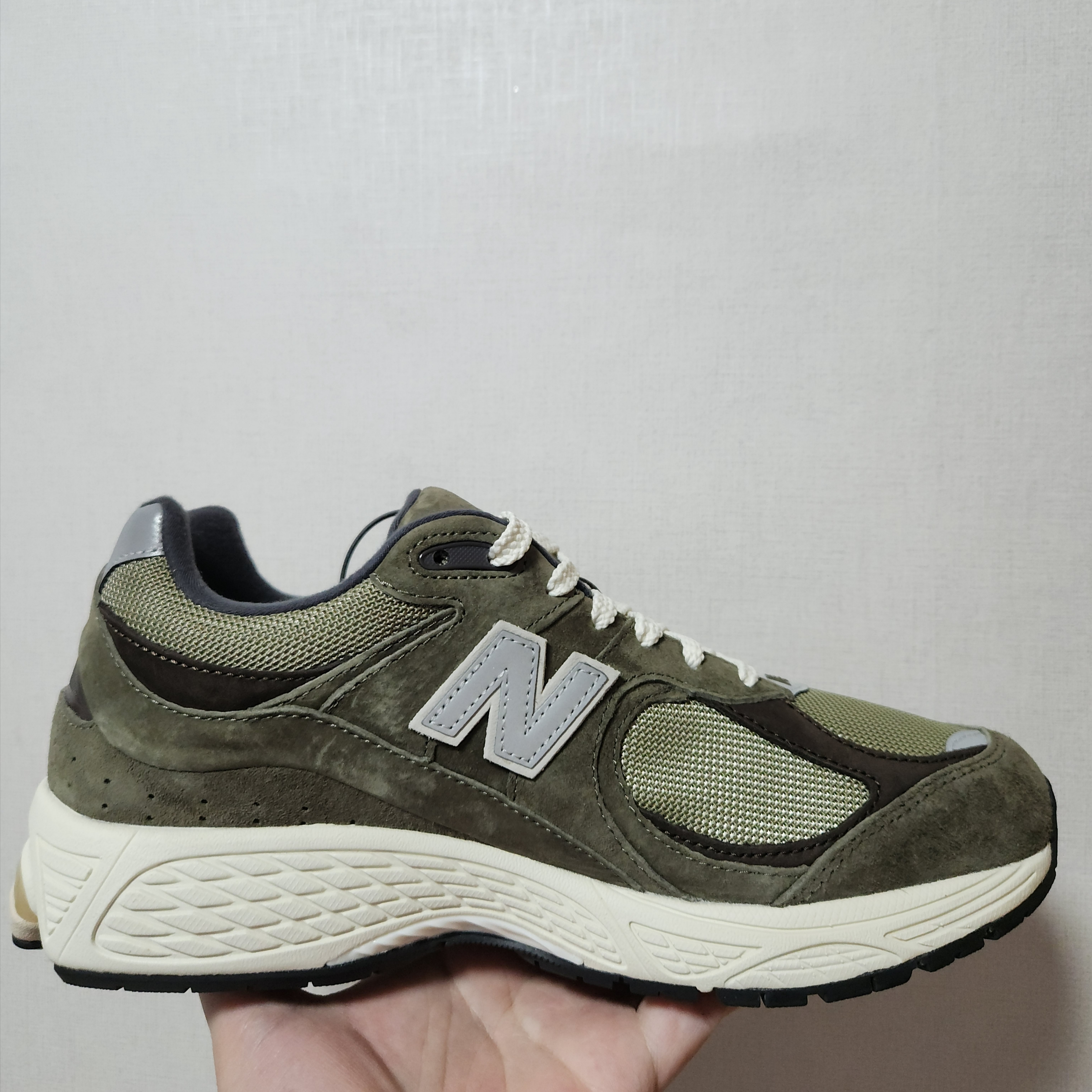 New Balance 2002R Special Vintage Khaki, New Balance 2002R Brown Cream 착용 스타일 - 2