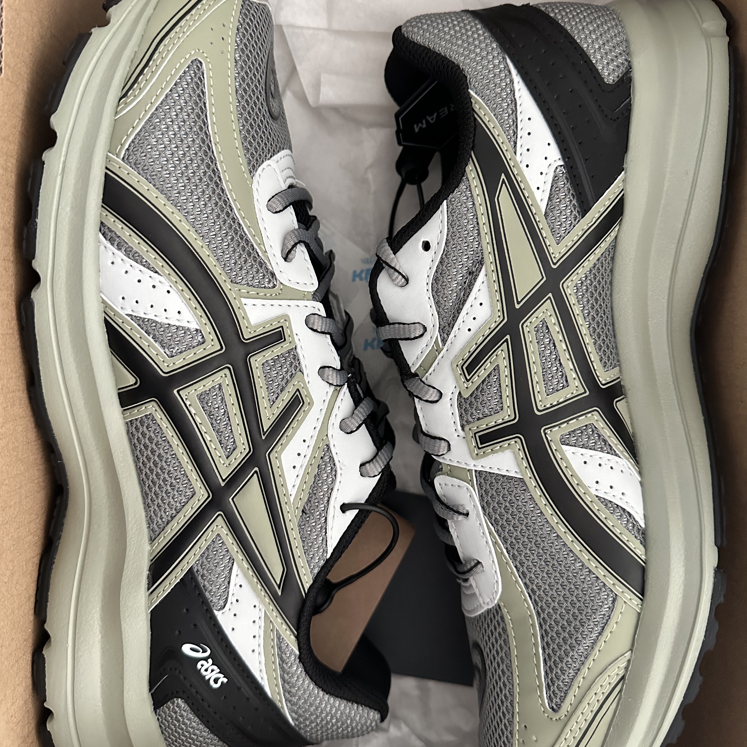 Asics Jog 100 S Sheet Rock - 2E Wide 착용 스타일 - 2