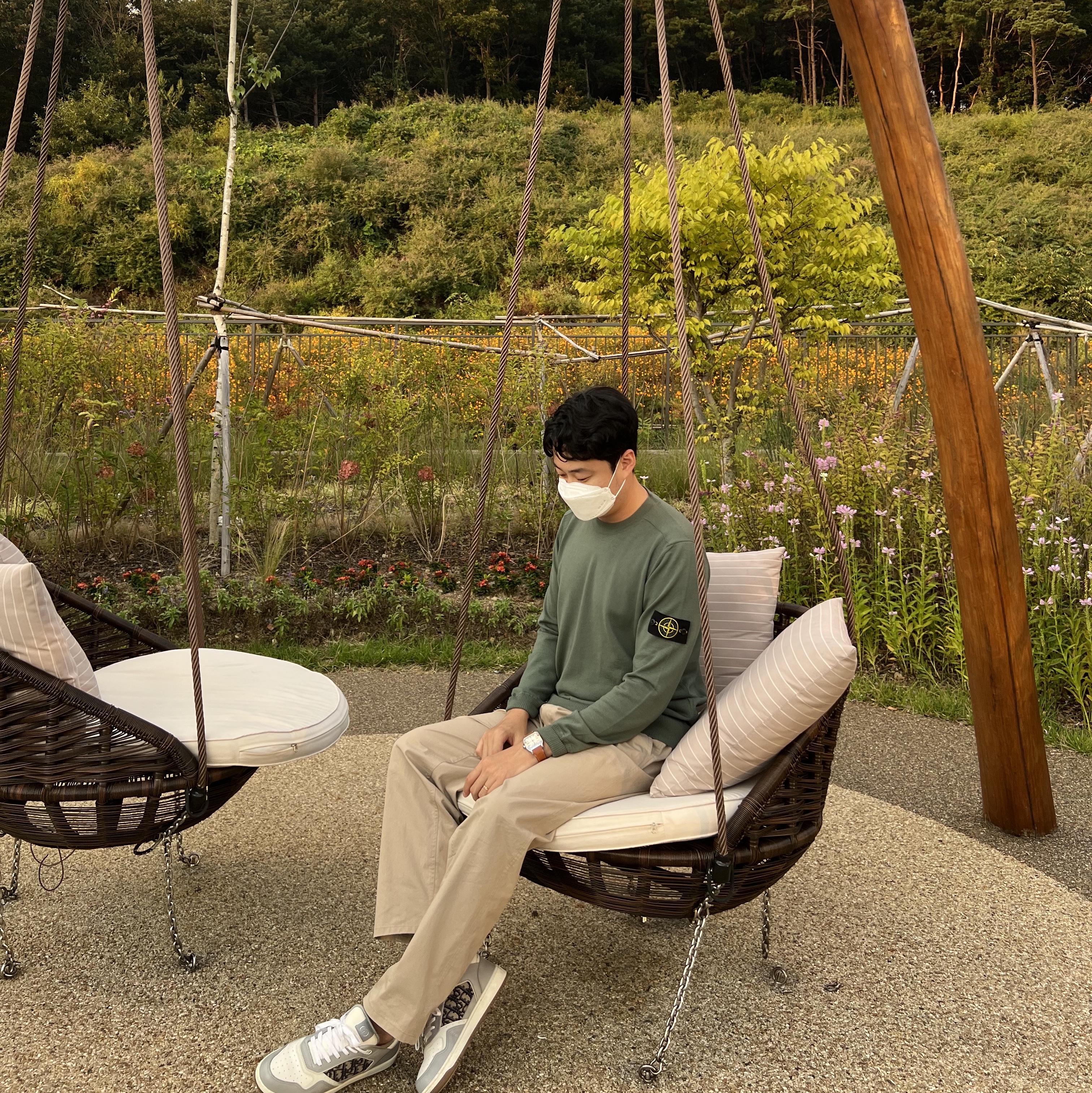 Stone Island 63020 Crewneck Sweatshirt Olive Green - 22FW, Dior B27 Low-Top Sneakers Gray 착용 스타일 - 2