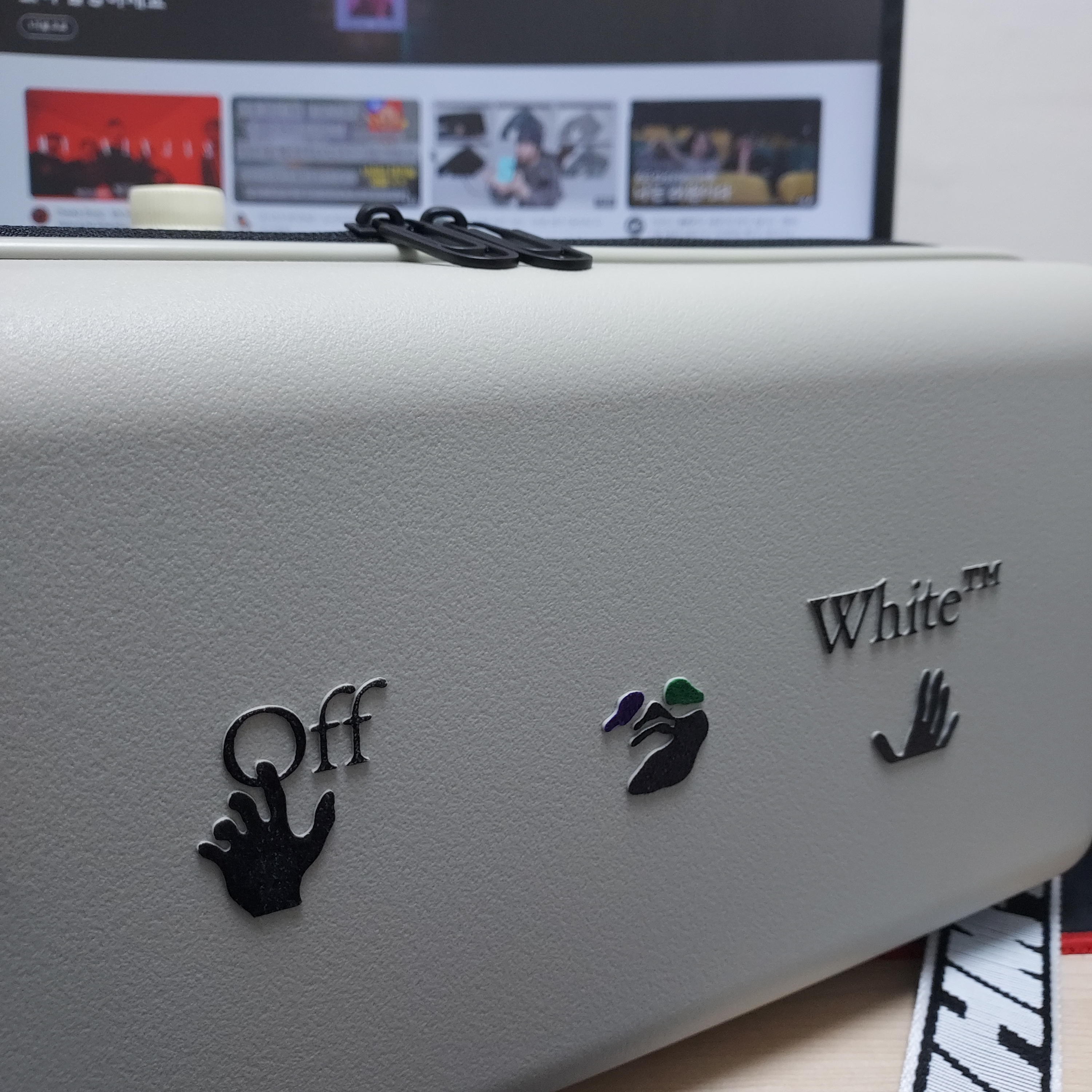 Off-White x Amore Pacific Protection Box (Without Cosmetics) 착용 스타일 - 2