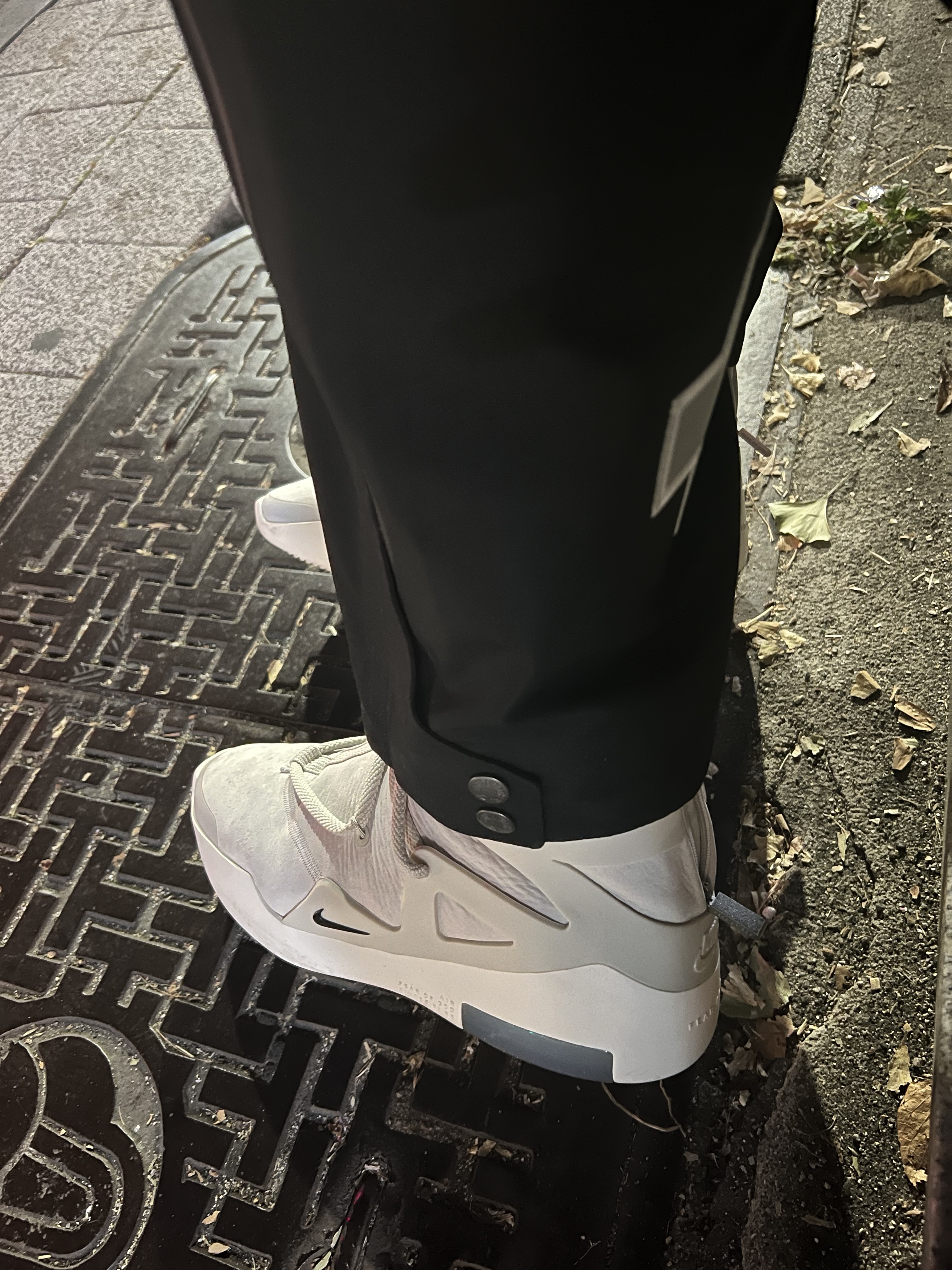Nike x Fear of God Air Fear of God 1 Light Bone, Supreme x The North Face Summit Series Rescue Mountain Pants Black - 22SS 착용 스타일 - 2
