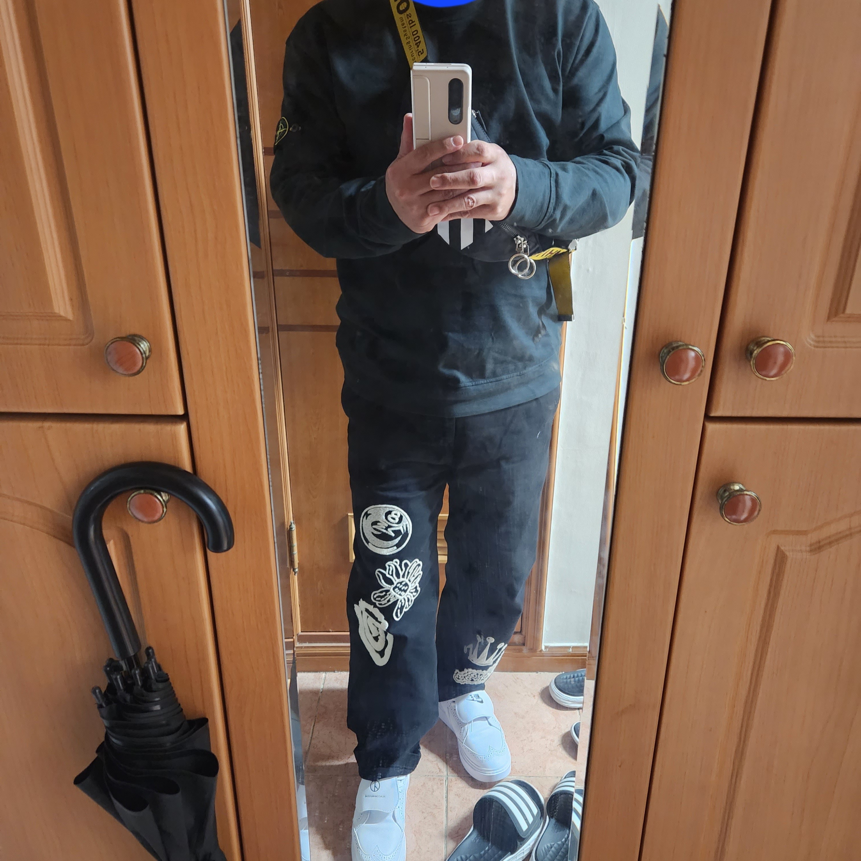 Stone Island 63750 Garment Dyed Heavy Cotton Long Sleeve T-Shirt Black - 22SS, Stussy Noma Icon Beach Pants Washed Black 착용 스타일 - 1