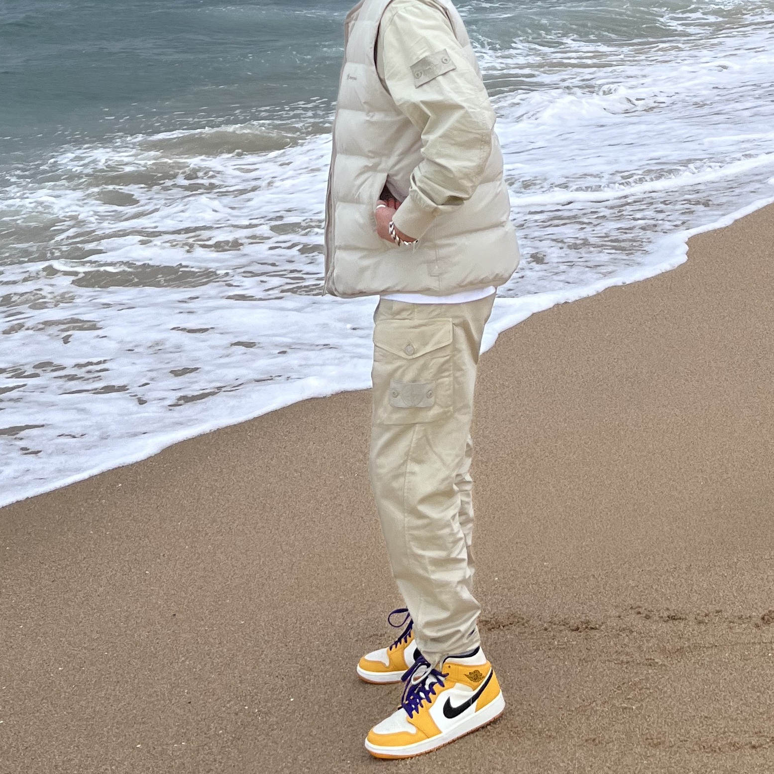 Jordan 1 Mid SE Lakers, Stone Island 659F3 Ghost Piece Sweatshirt Beige - 21SS 착용 스타일