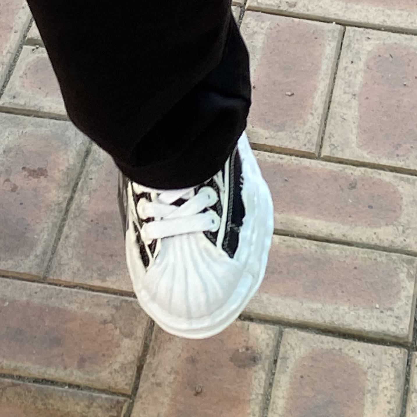 Maison Mihara Yasuhiro Blakey OG Sole OH Canvas Low-top Sneakers Black 착용 스타일 - 4