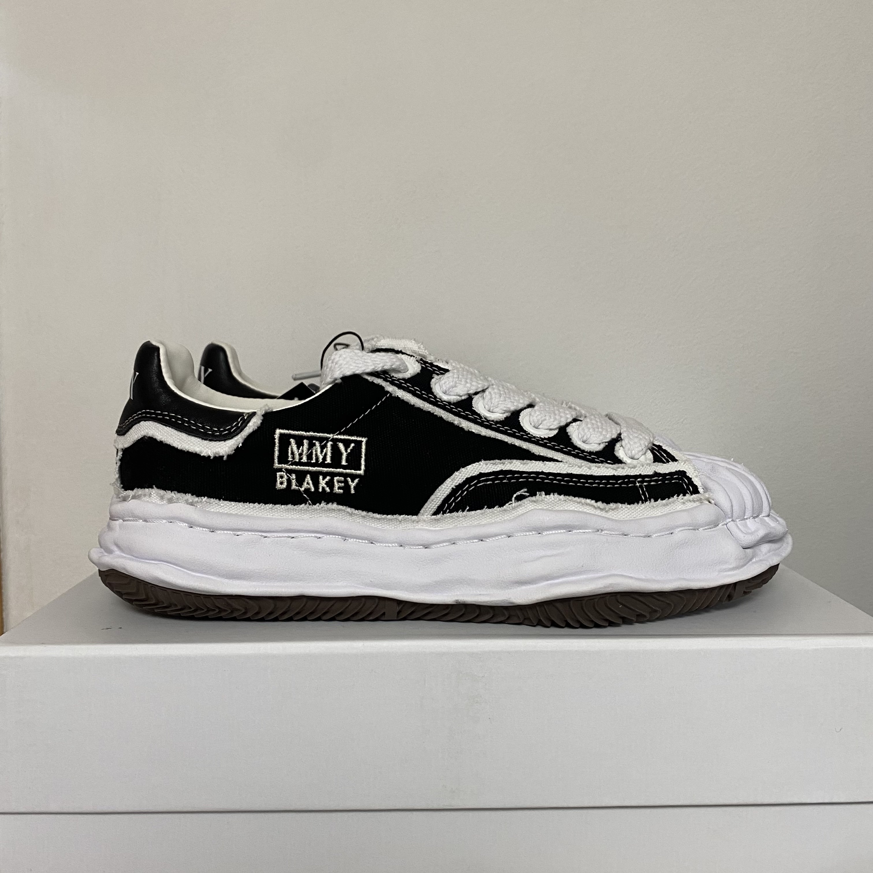 Maison Mihara Yasuhiro Blakey OG Sole OH Canvas Low-top Sneakers Black 착용 스타일 - 3
