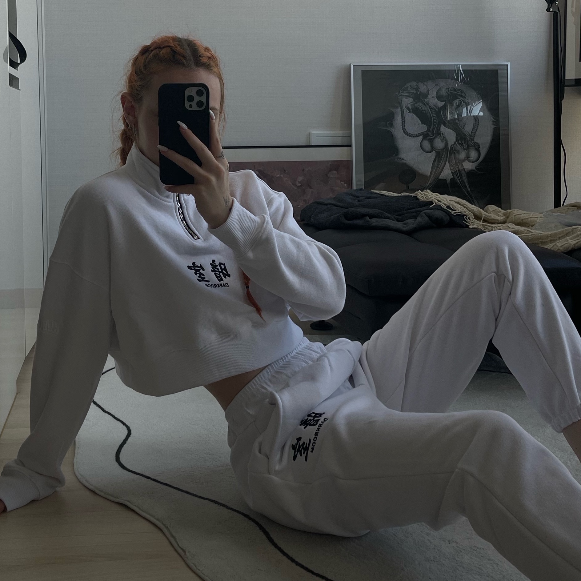 (W) Darkr8m Studio Cropped Quarter Zip Up Sweatshirt White, Darkr8m Studio Basic Logo Sweatpants White 착용 스타일
