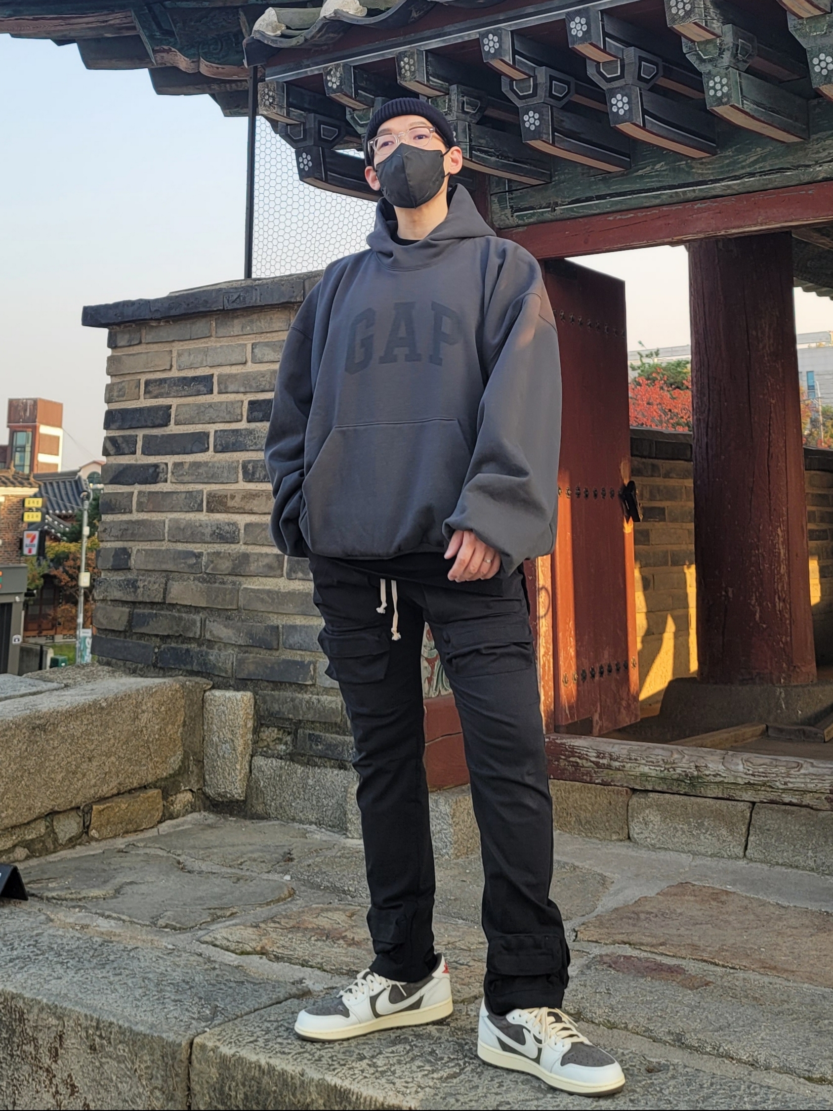 Yeezy Gap Engineered By Balenciaga Dove Hoodie Black, Jordan 1 x Travis Scott Retro Low OG SP Sail and Ridgerock 착용 스타일 - 2